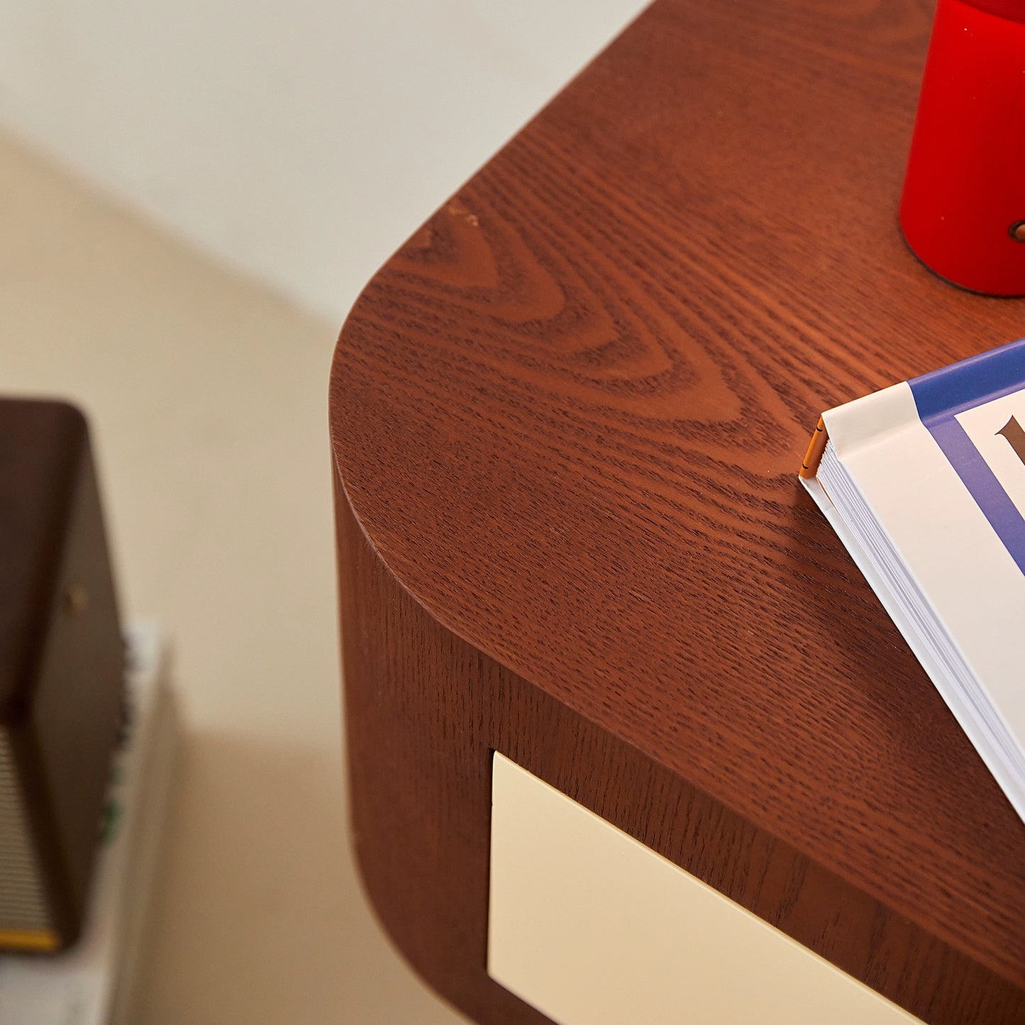 Cremefarbener Wind-Nachttisch, kreativer Nachttisch für Kinderzimmer, mittelalterlicher kleiner schmaler Schrank, niedlicher Lagerschrank