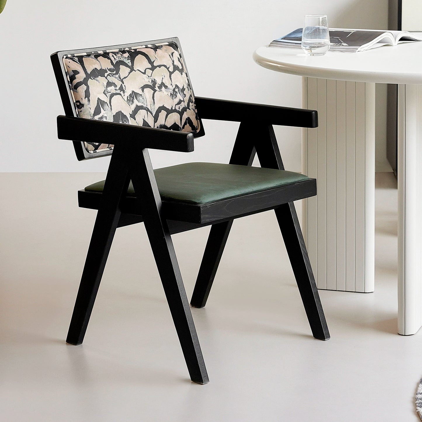 Chandigarh Stuhl Französischer Retro-Esszimmerstuhl aus Massivholz Mittelalterlicher Designerstuhl für Zuhause mit Rückenlehne und Armlehne