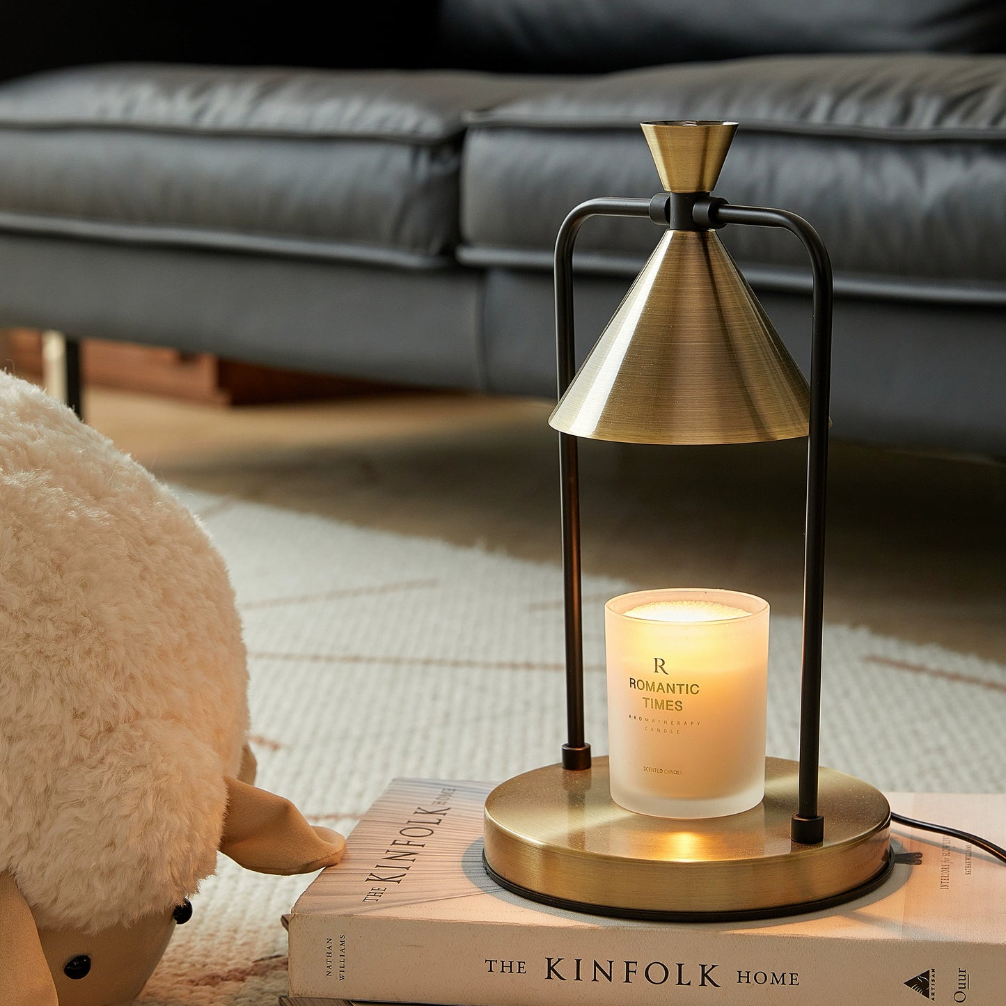 Aromatherapie-Wachsschmelzlampe, dänische mittelalterliche Nachttischlampe, luxuriöses Innenornament, Schlafzimmer, warme Atmosphäre