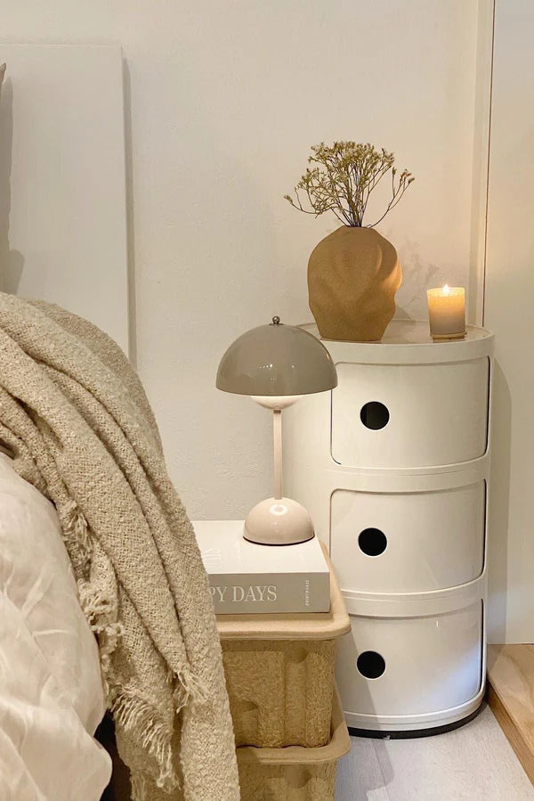 Runder Aufbewahrungstisch | Nachttisch, 3-stufiger Nachttisch aus Kunststoff, Aufbewahrungseinheit, Kommode mit Schubladen und Schiebetür, nordischer moderner Nachttisch für Schlafzimmer