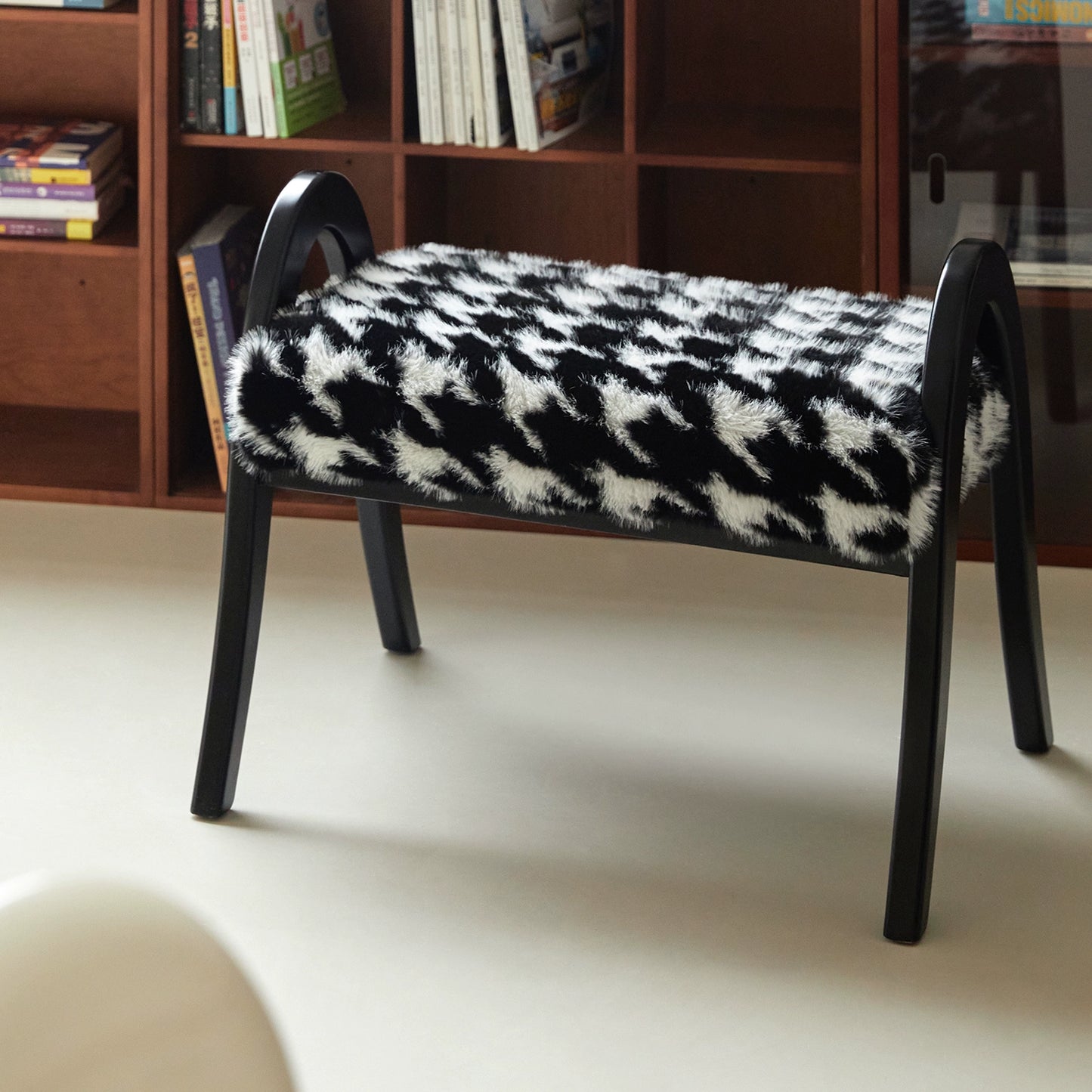 Schuhwechselhocker aus Nerz, niedriger Haushaltshocker aus Massivholz, kleiner Designerhocker im mittelalterlichen Stil, leichtes Luxus-High-End-Pedal 