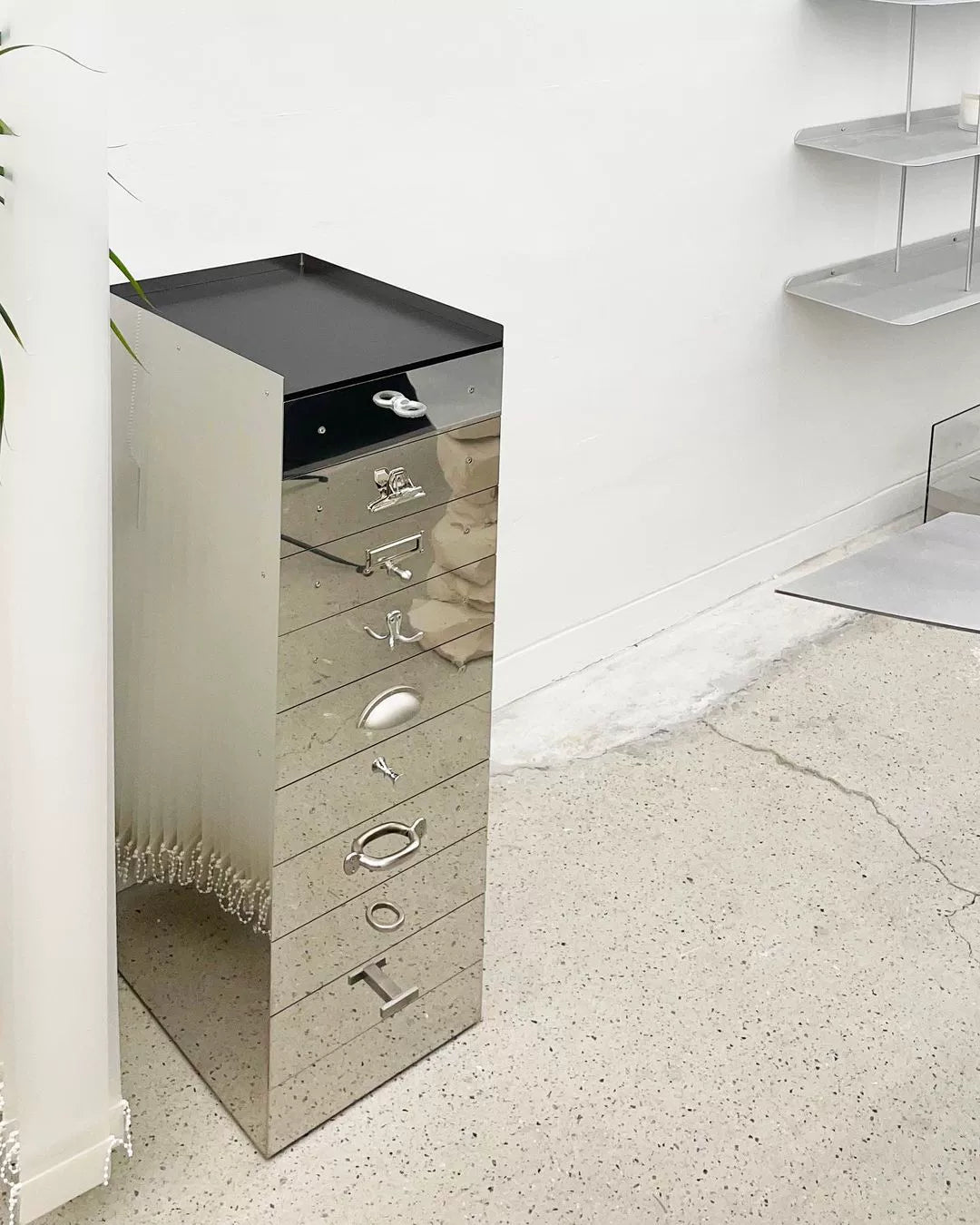 Metallkommode Schrank Edelstahl Spiegelschrank TTecta Art Design Aufbewahrungsschrank Modern minimalistisch