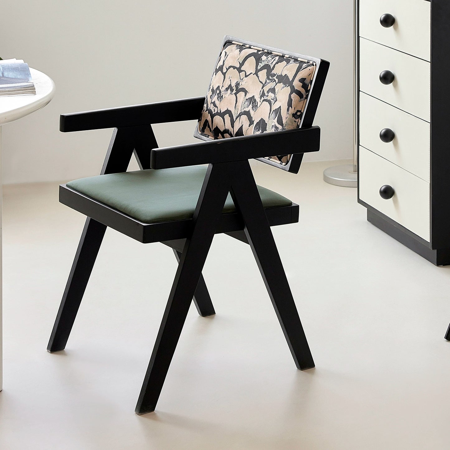 Chandigarh Stuhl Französischer Retro-Esszimmerstuhl aus Massivholz Mittelalterlicher Designerstuhl für Zuhause mit Rückenlehne und Armlehne 