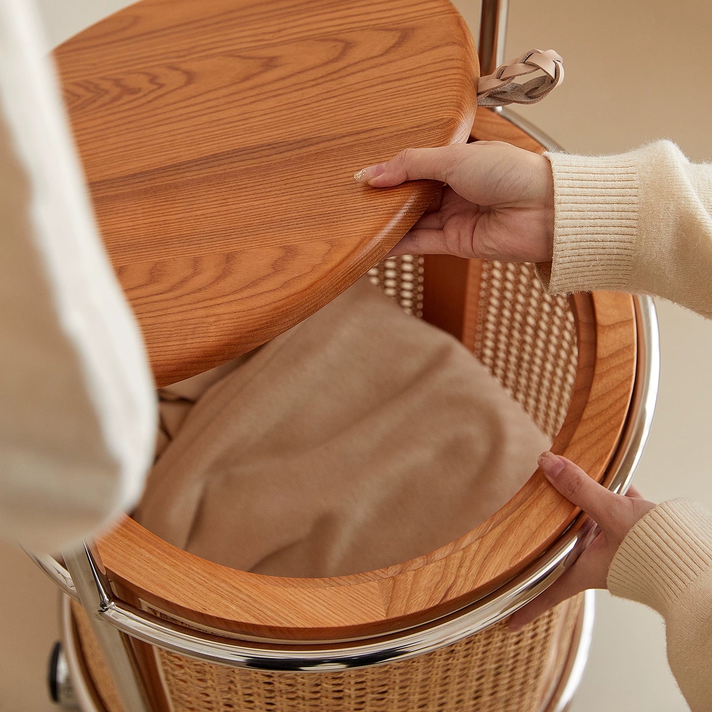 Mobiler Bodenaufhänger Massivholz-Rattan-Aufhänger Wabi Sabi Wind Schlafzimmergarderobe Homestay-Kleiderständer 