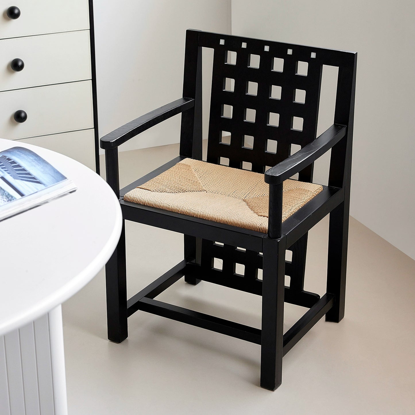 Retro-Esszimmerstuhl aus massivem Holz, mittelalterlicher Designerstuhl mit hoher Sinnlichkeit, geflochtener Seilrückenlehne, französischer Kreativstuhl 