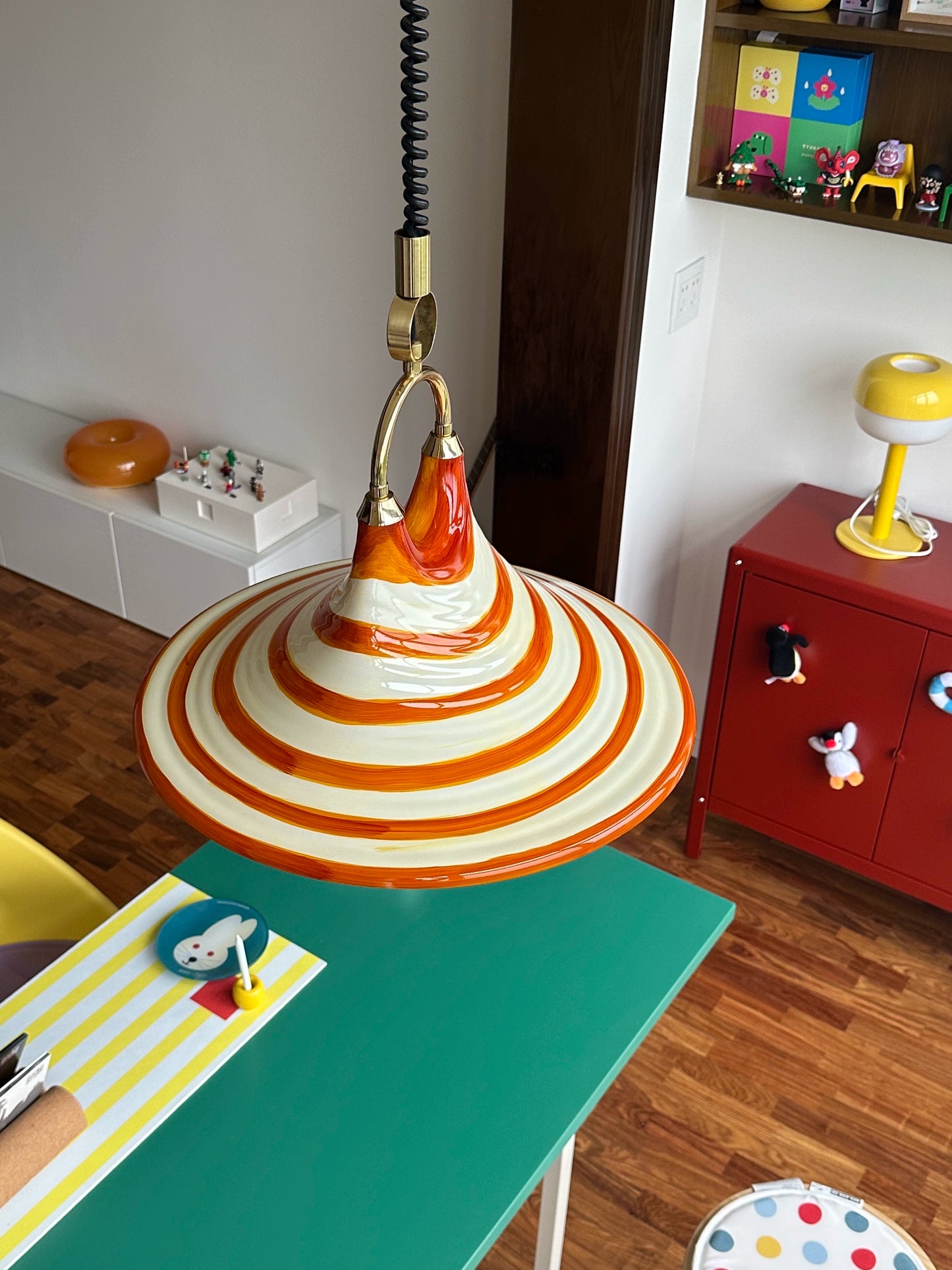 Mittelalterlicher bemalter Kronleuchter für Esszimmer, Wohnzimmer, Nachttischlampe, Hornleuchte, einziehbarer Kronleuchter mit gestreifter Kunst, Strohhut 