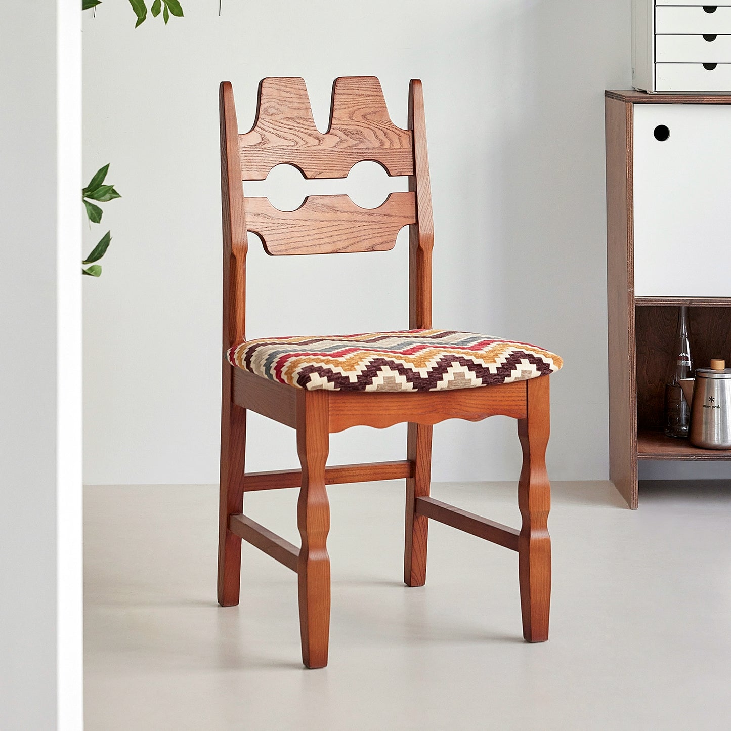 Französischer Retro-Esszimmerstuhl, leichter Luxus-Premium-Softbag-Stuhl, künstlerischer Massivholz-Caféstuhl im Ins-Stil 