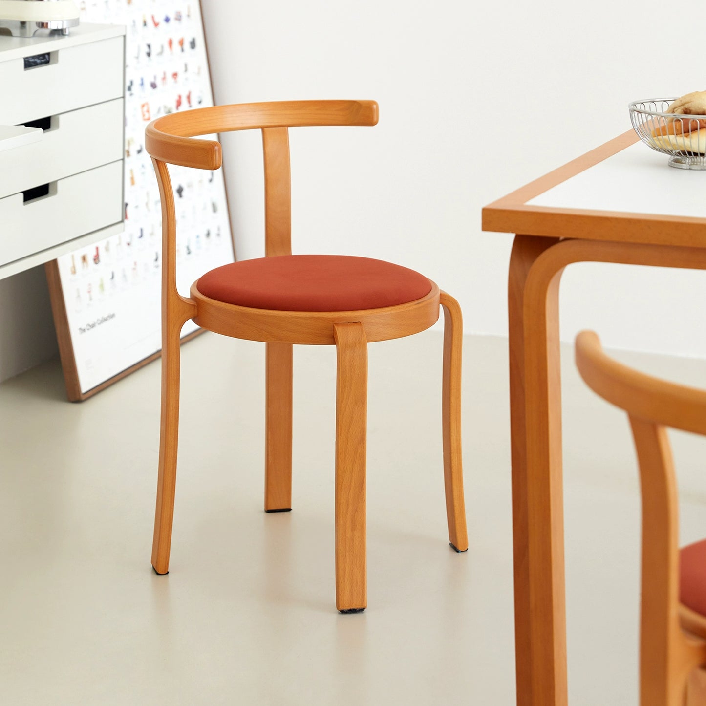 Mittelalterlicher Designer-Esszimmerstuhl aus Massivholz, stapelbarer Esszimmerstuhl für den Haushalt, kleine Wohnung, Rückenlehne, Esstisch und Stuhl 