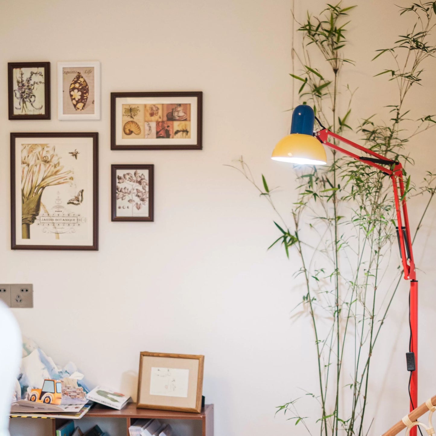 Mittelalterliche Memphis-Stehlampe, Kinderzimmer, Vollspektrum-Studienschreibtischlampe, Schlafzimmeratmosphäre, Nachttischlampe 