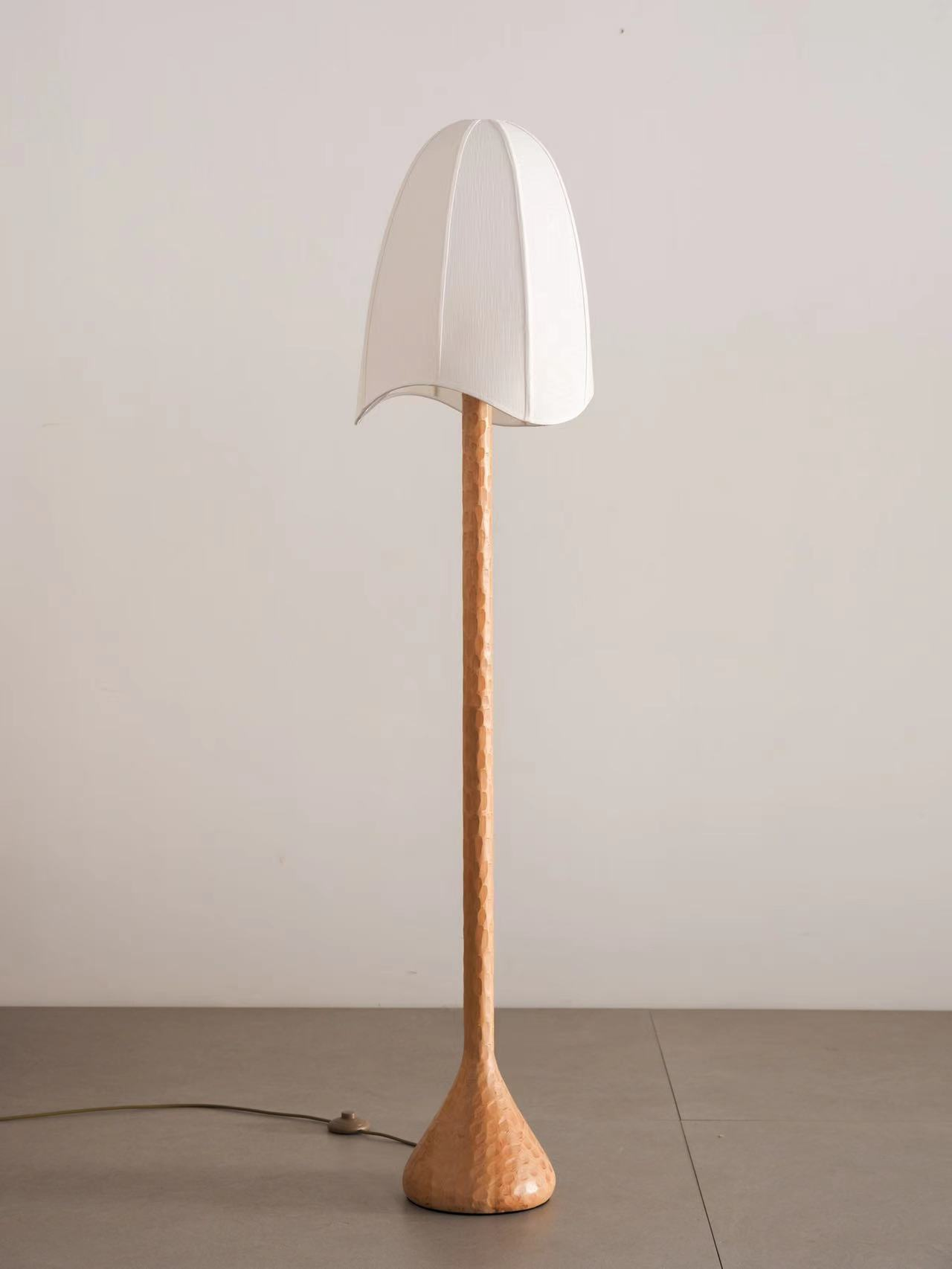 Strohhut-Stehlampe, Wabi-Windholz-Dekolampe, minimalistische, handgefertigte vertikale Nachttischlampe aus Seide 