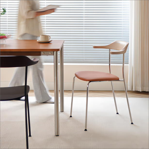 Hornstuhl, mittelalterlicher nordischer Esszimmerstuhl aus massivem Holz, einfacher kleiner Wohnungs-Stapelhocker mit Rückenlehne, Büchertischstuhl 