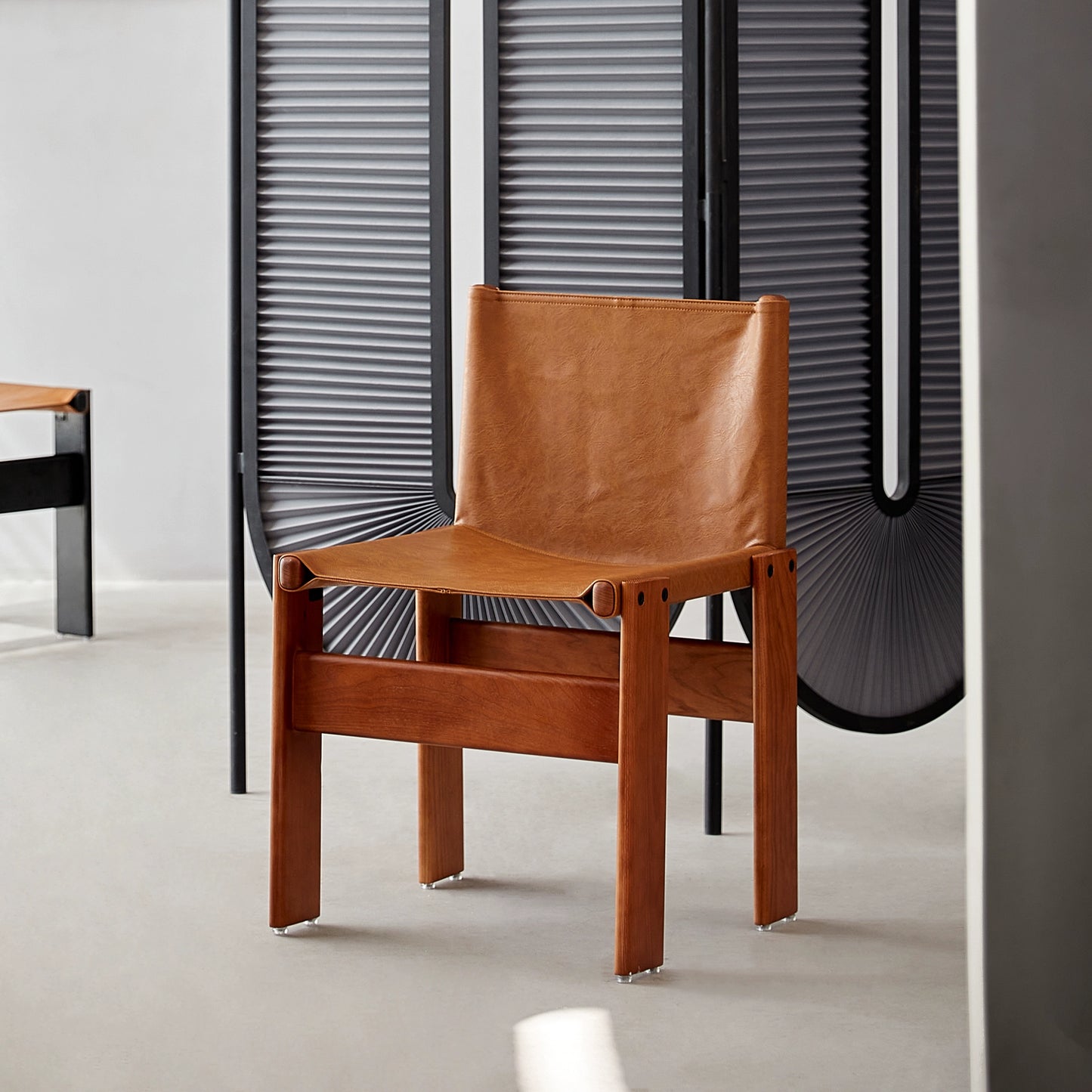 Mönchstuhl, mittelalterlicher Esszimmerstuhl aus Massivholz, Wabi-Windstuhl, Haushaltsstuhl im Vintage-Stil mit Ölwachs-Lederrückenlehne 