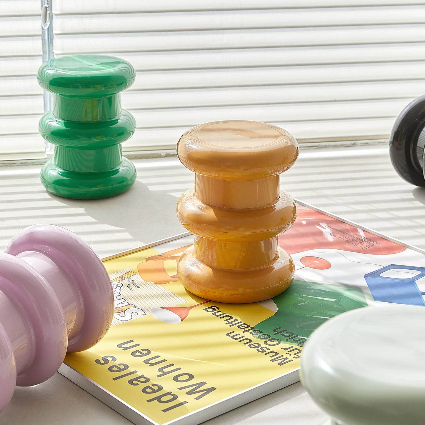 Kleiner Hocker aus Kunststoff, mittelalterlicher Schuhwechselhocker, kreativer Designer-Couchtischhocker, robuster und langlebiger niedriger Hocker für den Haushalt 