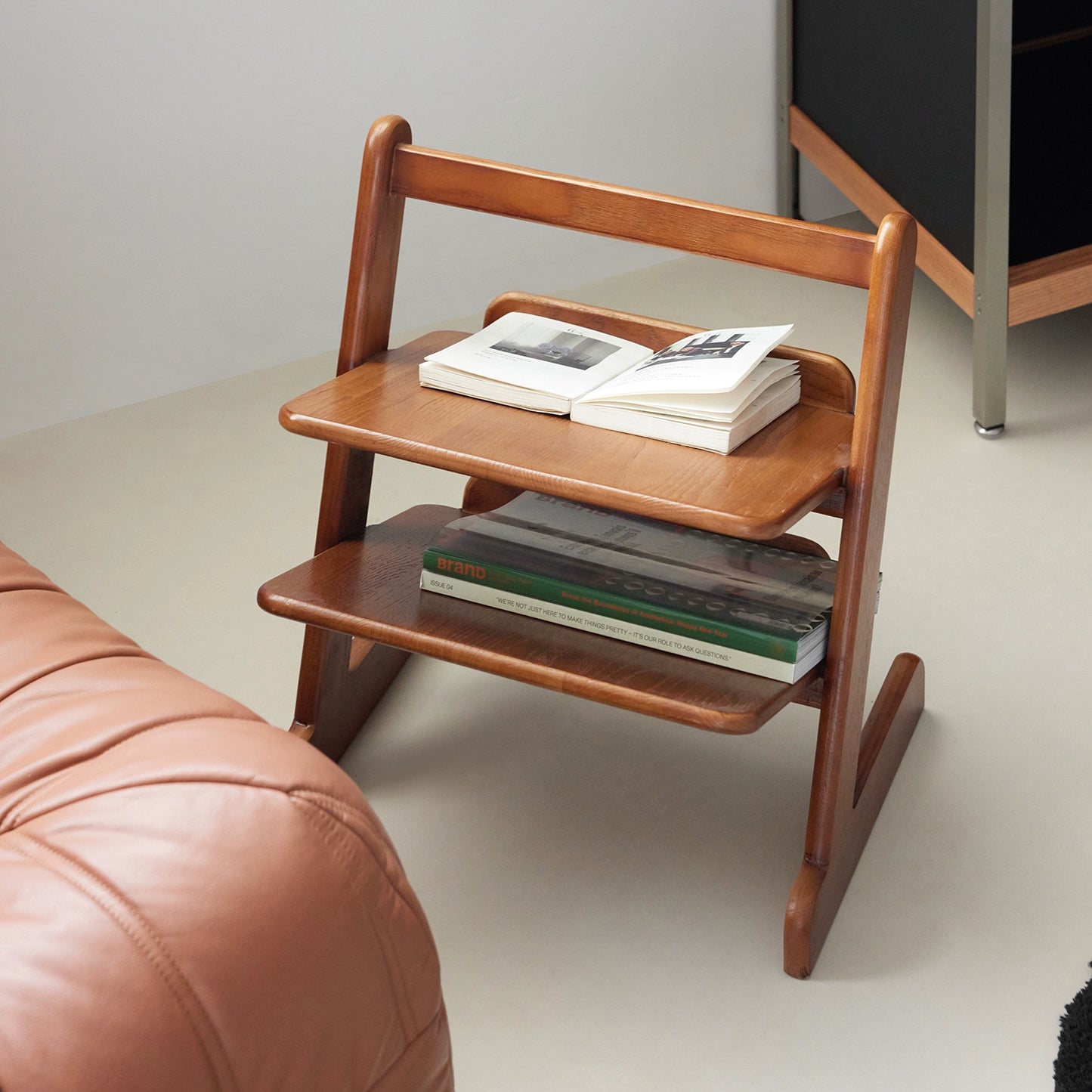 Mittelalterlicher Zeitungsständer, deckenhoher Zeitungsständer aus Massivholz, Ornament-Zeitungsständer, Ins-Balkon, kleines Bücherregal 