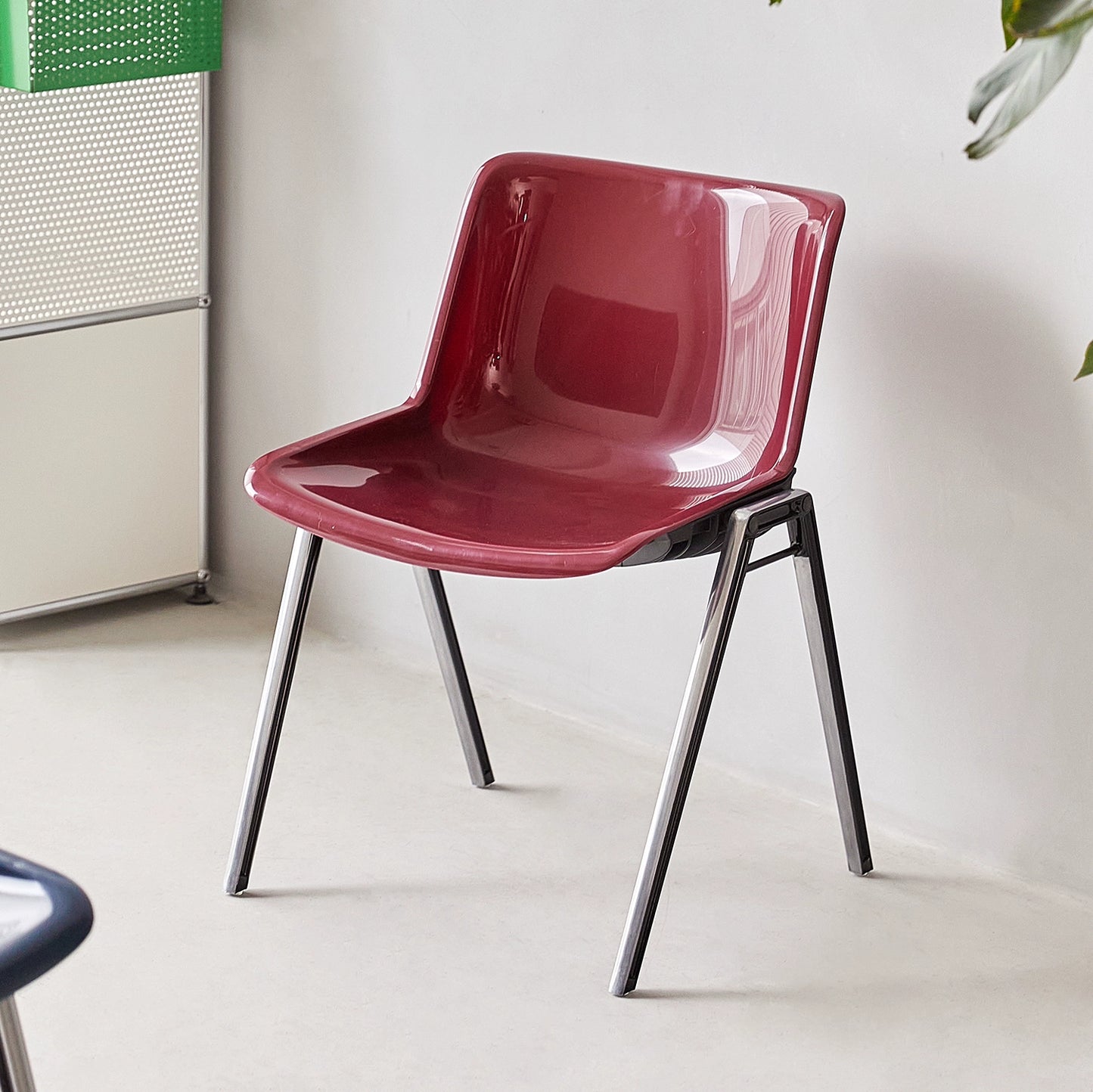 Mittelalterlicher Esszimmerstuhl aus Kunststoff, nordischer moderner, einfacher Schreibtischstuhl, Hocker mit Rückenlehne im Home-Ins-Design 