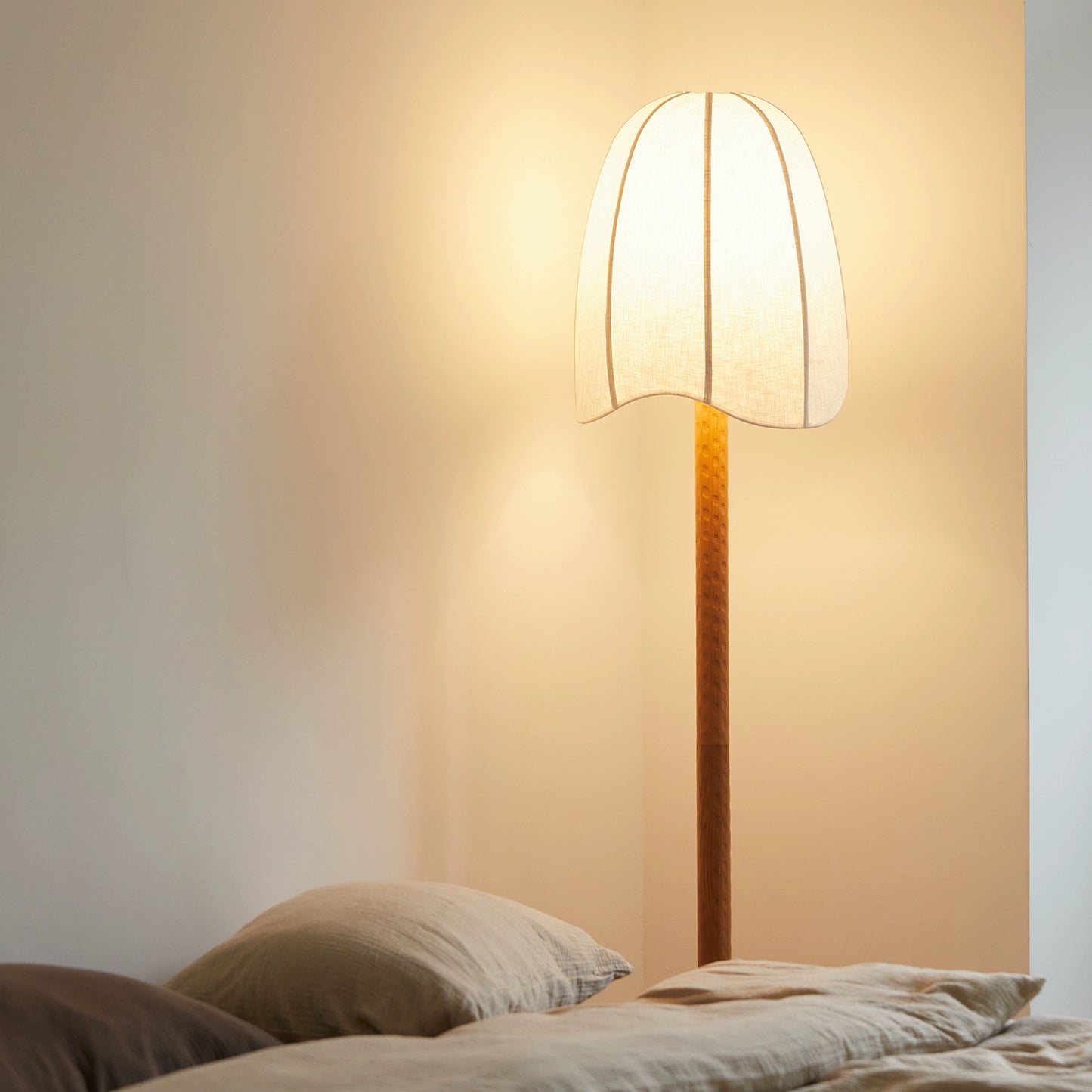 Mittelalterliche Massivholz-Stehlampe Wabi Sandy Wind Designerleuchte Luxus Wohnzimmer Dekorative Lampe Schlafzimmer Hohe Atmosphäre 