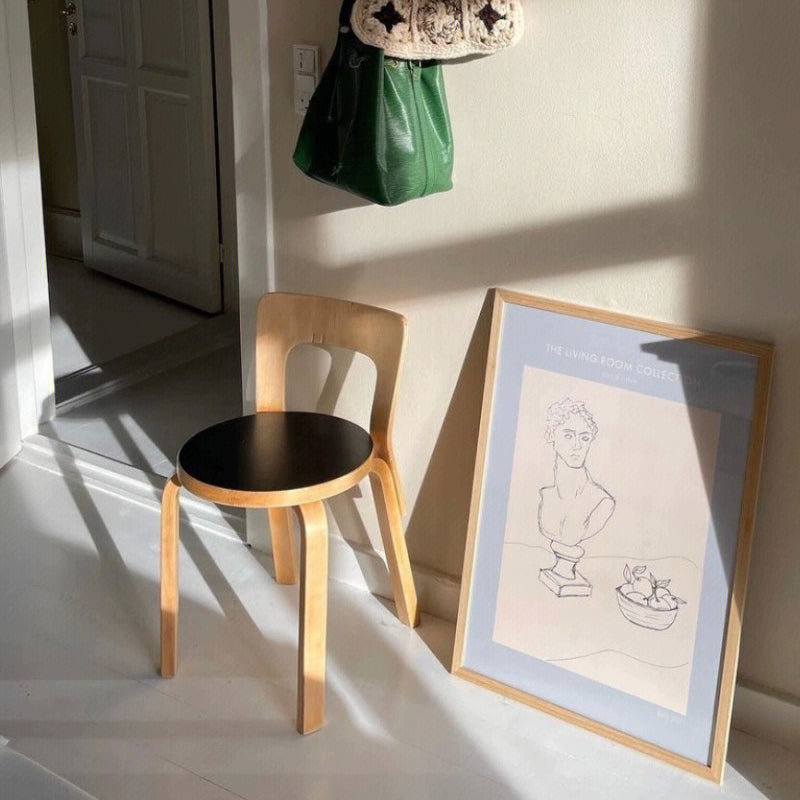 Mittelalterlicher Esszimmerstuhl aus Massivholz von Artek, einfacher kleiner Apartmentstuhl, klassischer Hocker mit Rückenlehne 