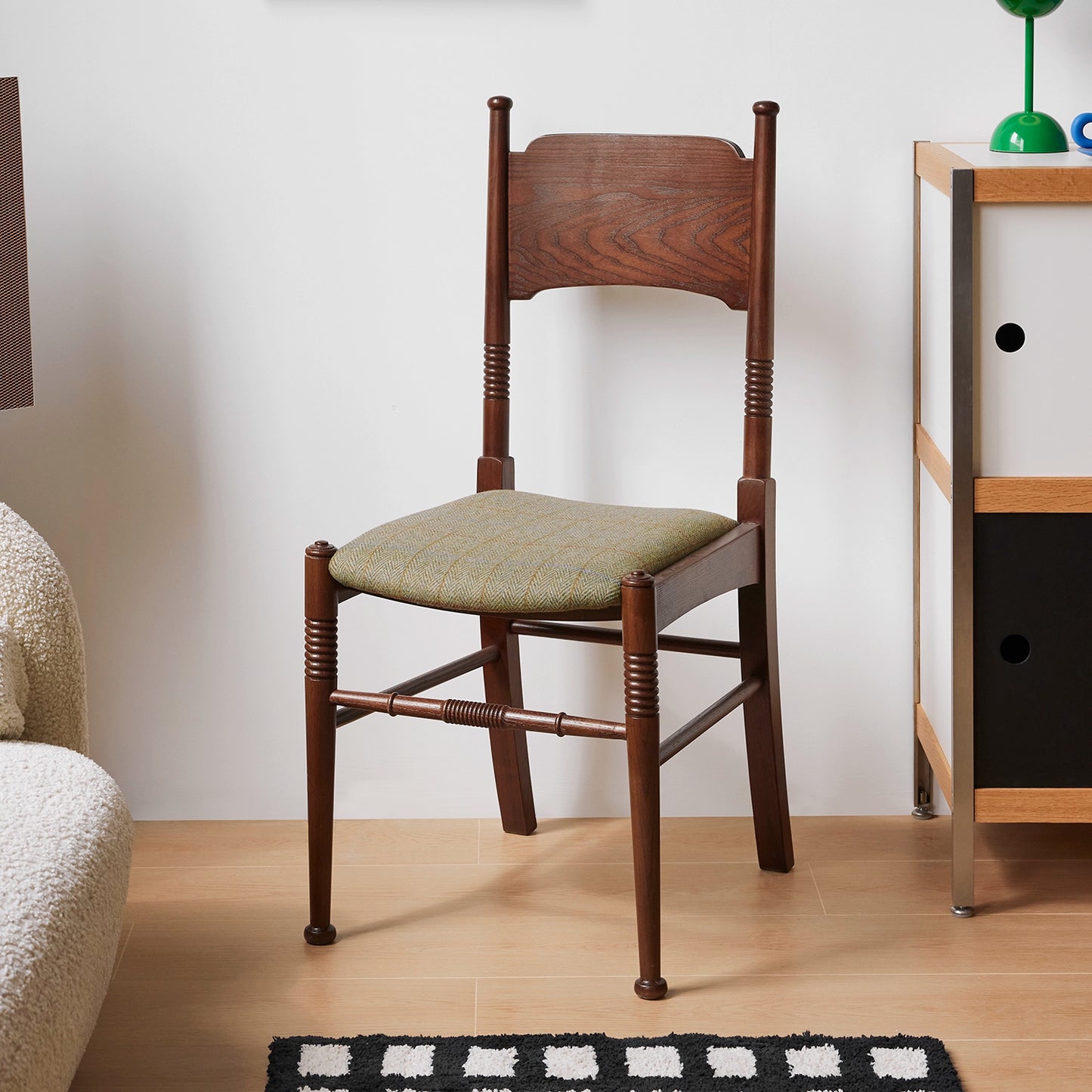 Französischer Retro-Esszimmerstuhl, kreativer Designerstuhl, leichter Luxus, hochwertiger Stuhl mit massiver Holzlehne, für Cafés