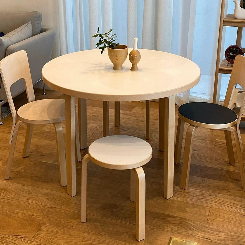 Mittelalterlicher Esszimmerstuhl aus Massivholz von Artek, einfacher kleiner Apartmentstuhl, klassischer Hocker mit Rückenlehne 