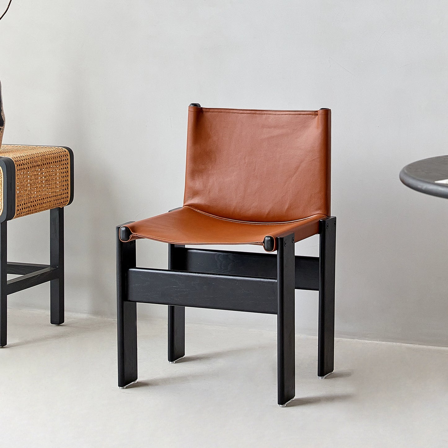 Mönchstuhl, mittelalterlicher Esszimmerstuhl aus Massivholz, Wabi-Windstuhl, Haushaltsstuhl im Vintage-Stil mit Ölwachs-Lederrückenlehne 