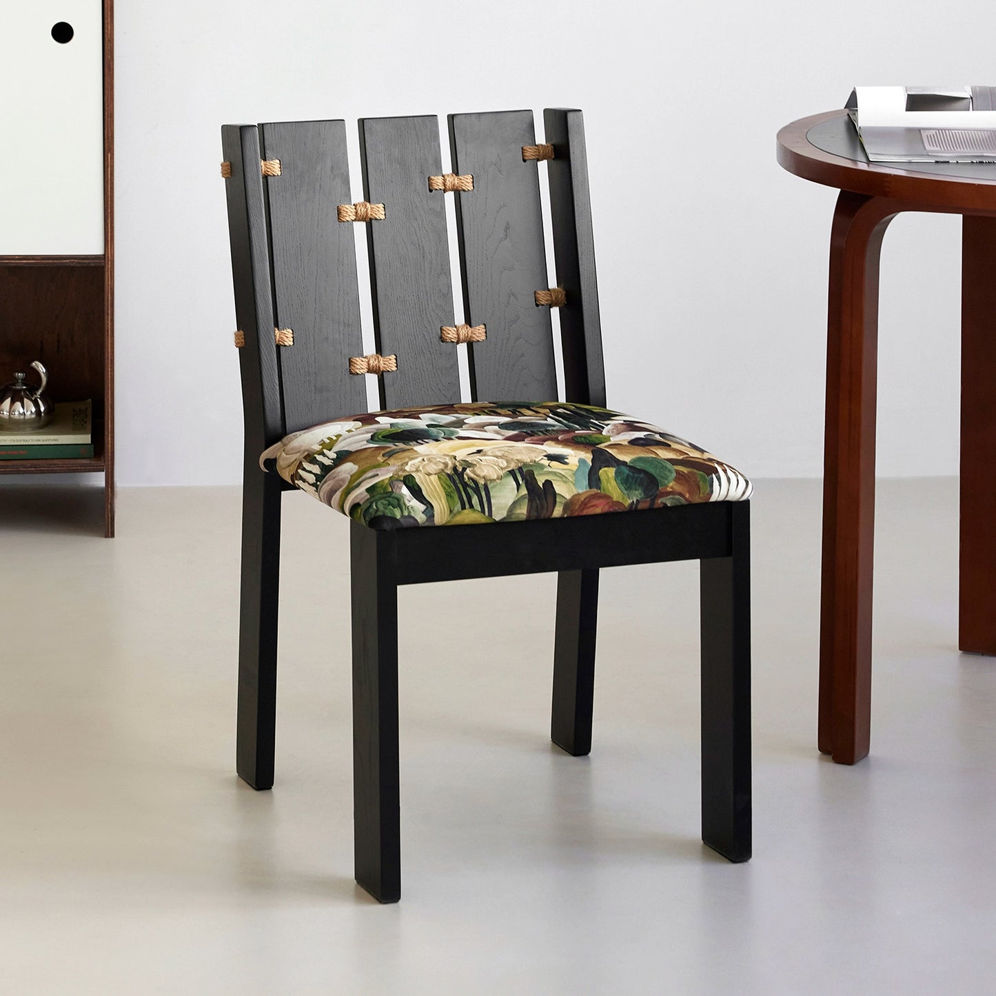 Mittelalterlicher Designer-Esszimmerstuhl, französischer Massivholzstuhl mit Premium-Rückenlehne, weiche Tasche, lässiger Mansen-Stuhl, kreativ 