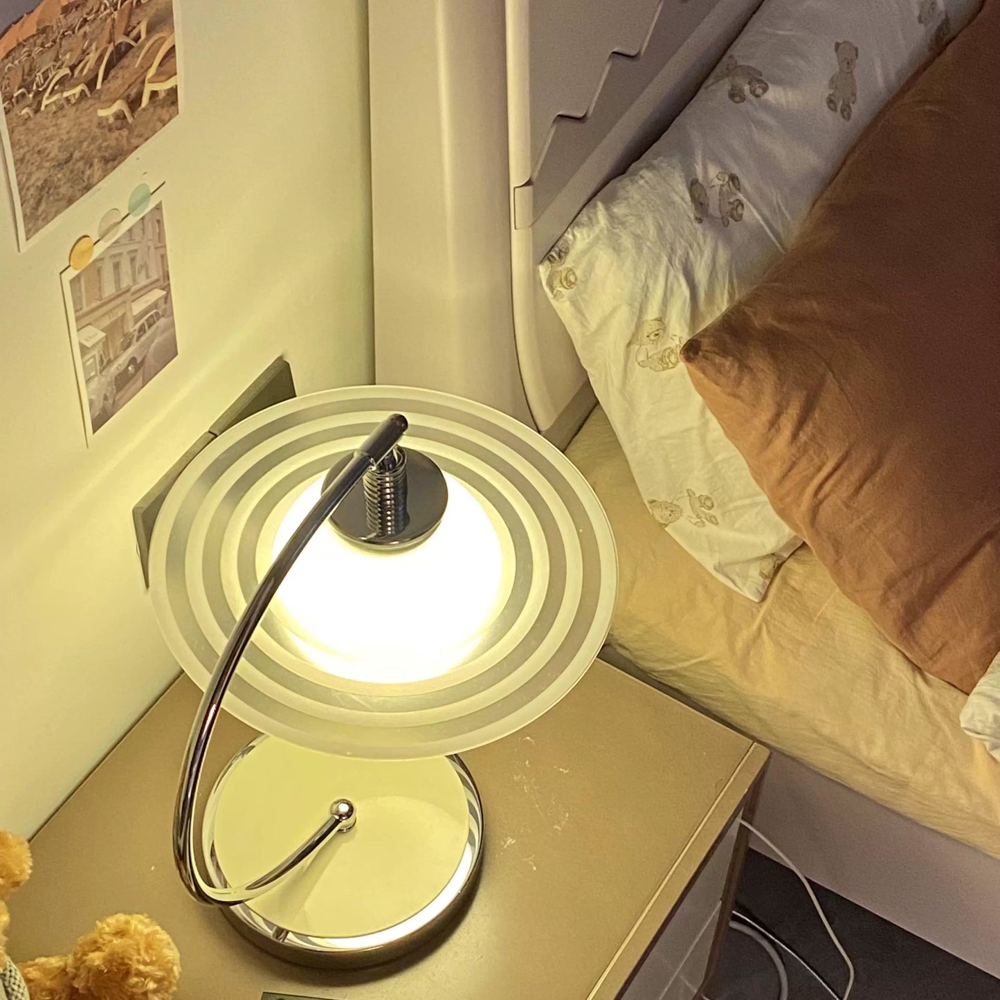 Mittelalterliche Lichtgrüne Planeten-Tischlampe Nordische Dänemark-Schlafzimmer-Nachttischlampe Kreative Retro-dekorative Umgebungslampe 