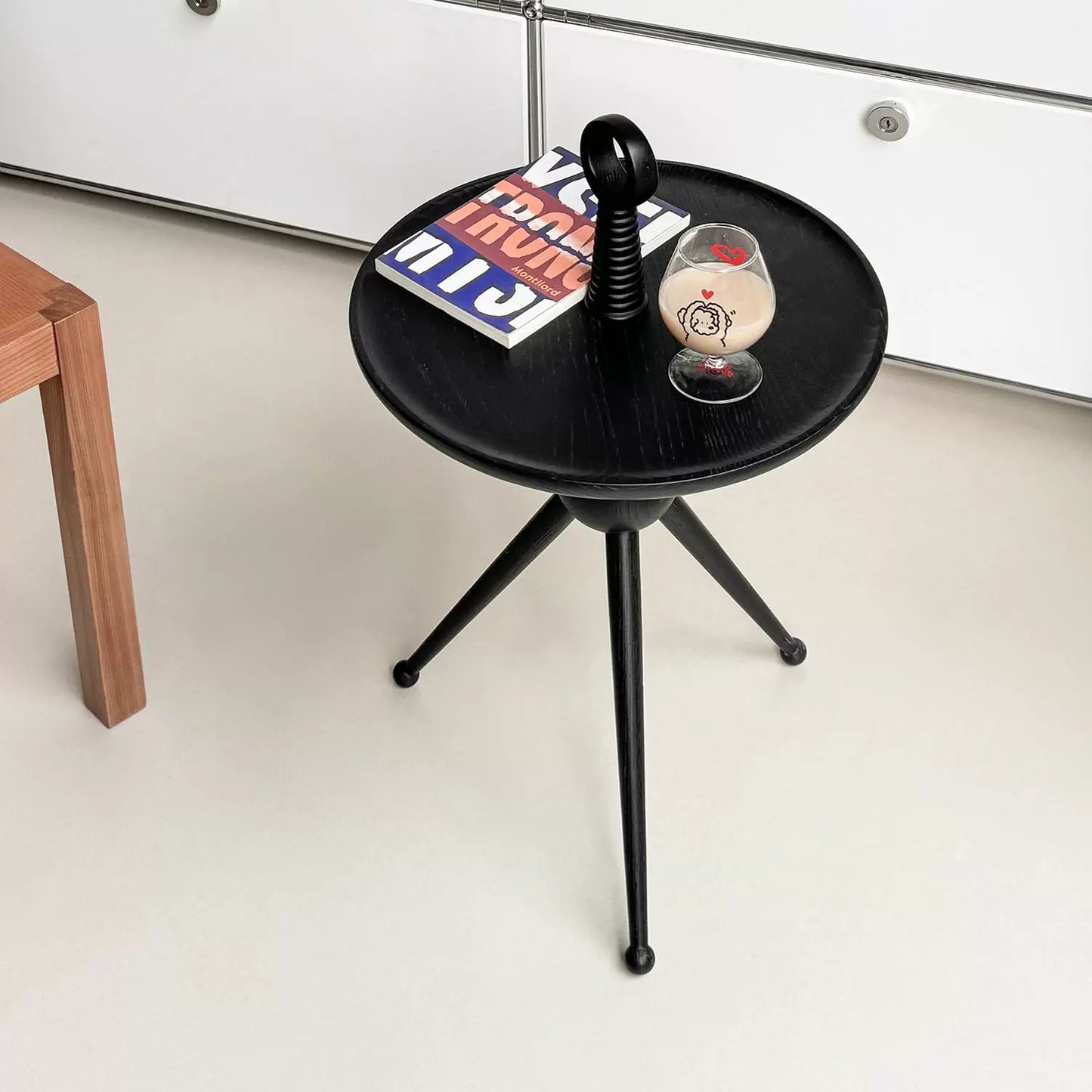 Sofakante aus Massivholz, wenige Wabi-Sabi-Windregale im japanischen Stil, kleine Wohnung, leichte Luxusecke, wenige Designer-Kreativität 