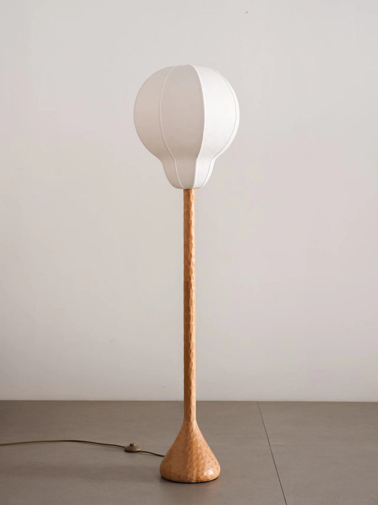 Strohhut-Stehlampe, Wabi-Windholz-Dekolampe, minimalistische, handgefertigte vertikale Nachttischlampe aus Seide 