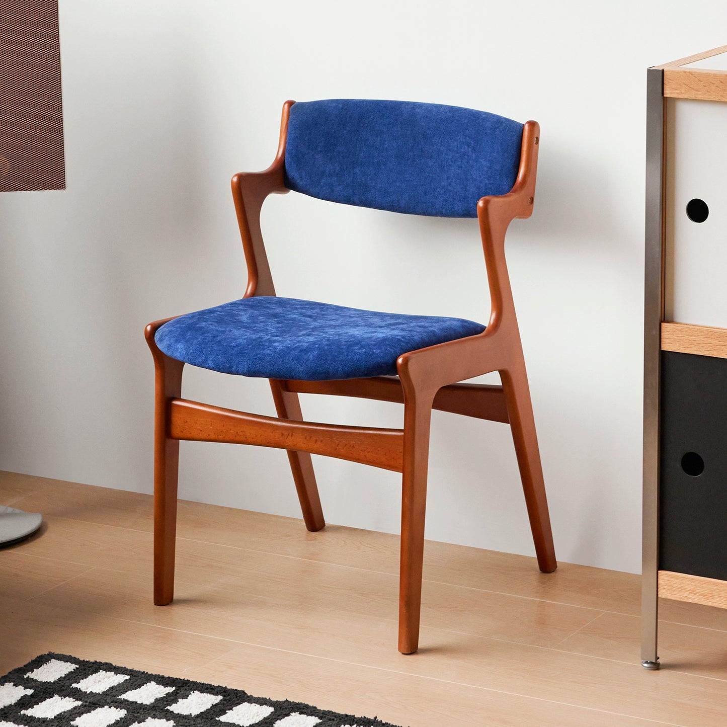 Mittelalterlicher Esszimmerstuhl aus Massivholz, nordischer Retro-Designerstuhl mit weicher Rückenlehne, lässiger Schreibtischstuhl 