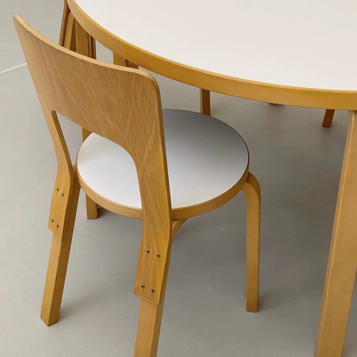 Mittelalterlicher Esszimmerstuhl aus Massivholz von Artek, einfacher kleiner Apartmentstuhl, klassischer Hocker mit Rückenlehne 