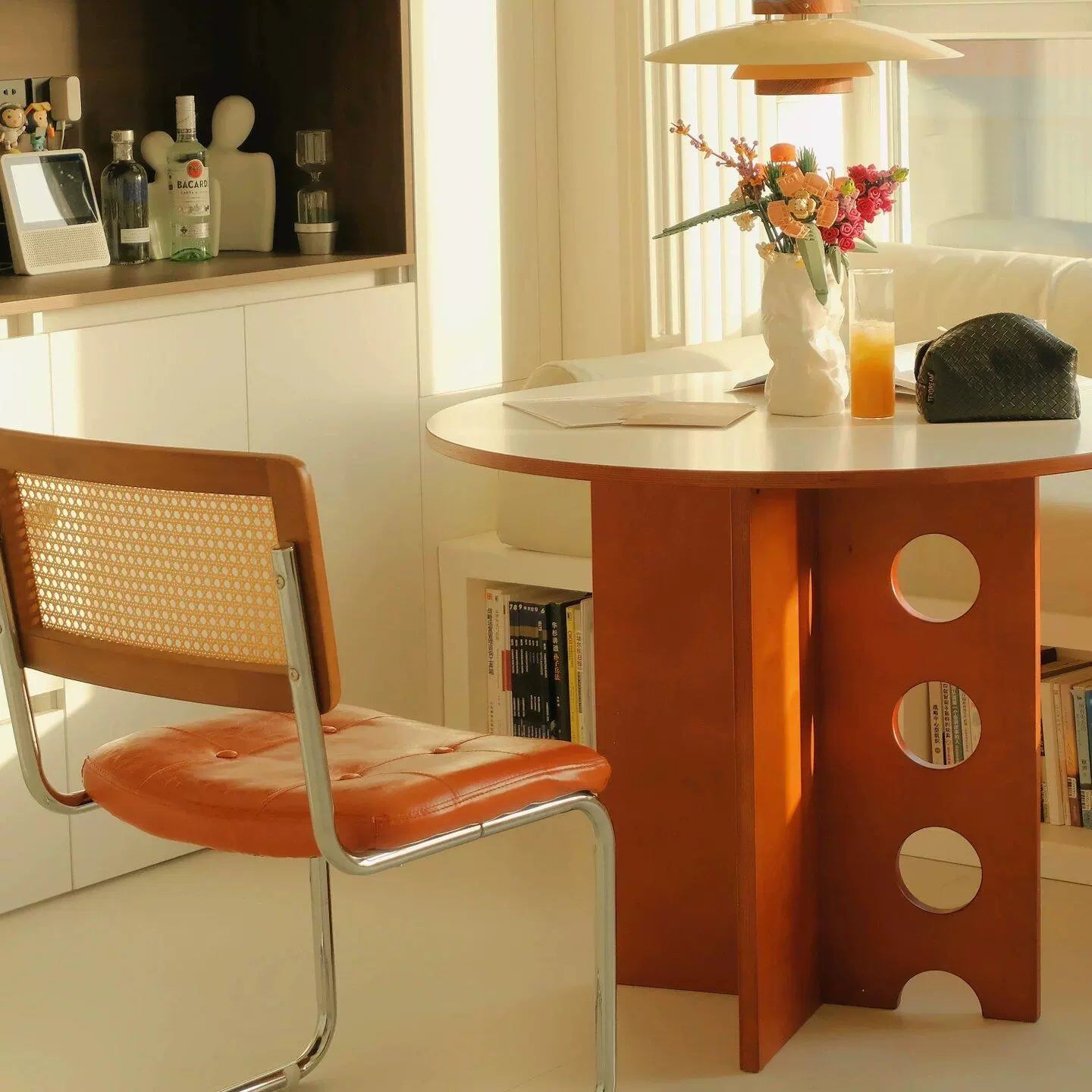 Mittelalterlicher Esstisch aus Massivholz, kreativer runder Tisch, kleiner Haushaltstisch, französischer runder Tisch, moderner einfacher Stil 