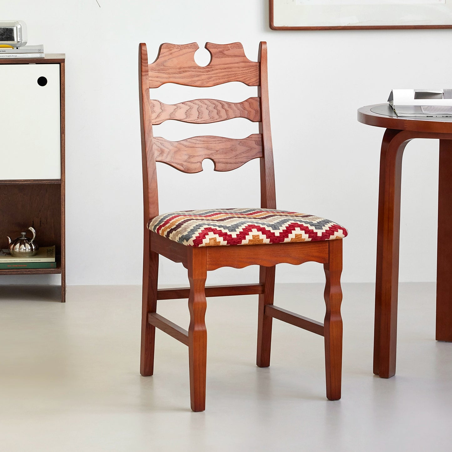 Mittelalterlicher Wabi-Sabi-Wind-Esszimmerstuhl, kreativer Designerstuhl, Haushalts-Massivholz-Rückenlehne, Meisterstuhl, künstlerischer Sinn 