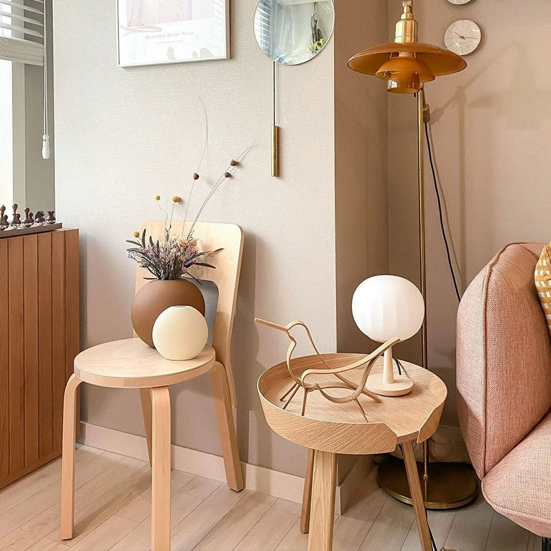 Mittelalterlicher Esszimmerstuhl aus Massivholz von Artek, einfacher kleiner Apartmentstuhl, klassischer Hocker mit Rückenlehne 