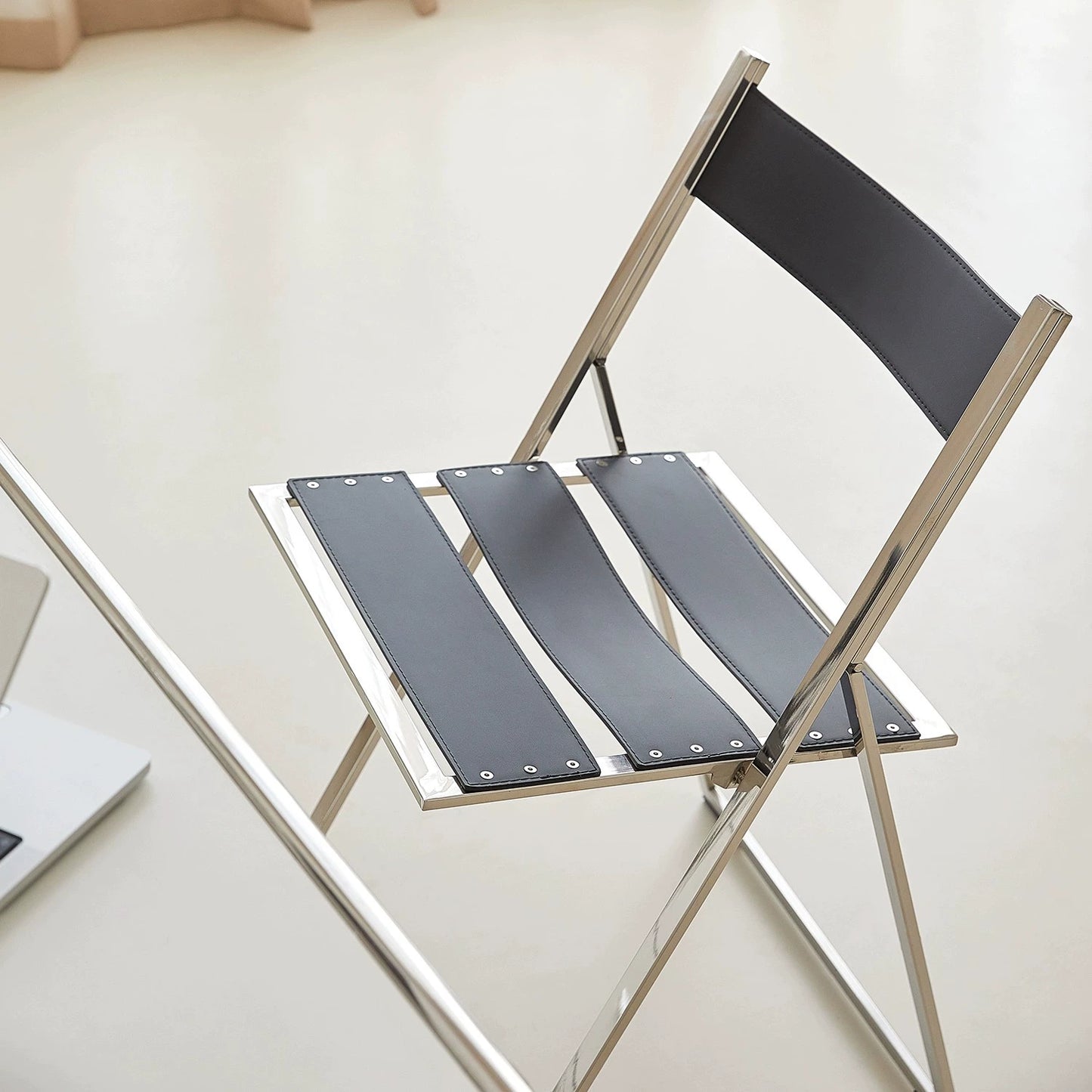 Klappbarer Esszimmerstuhl aus Edelstahl, nordischer moderner Stuhl für Zuhause und Café, leichter Luxus-Sattellederstuhl 
