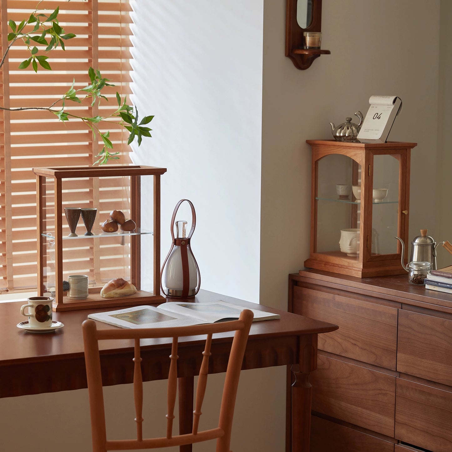 Glas-Ausstellungsständer Figuren-Ausstellungsständer Leichter Luxus-High-End-Designer-Aufbewahrungsschrank im französischen Retro-Stil 