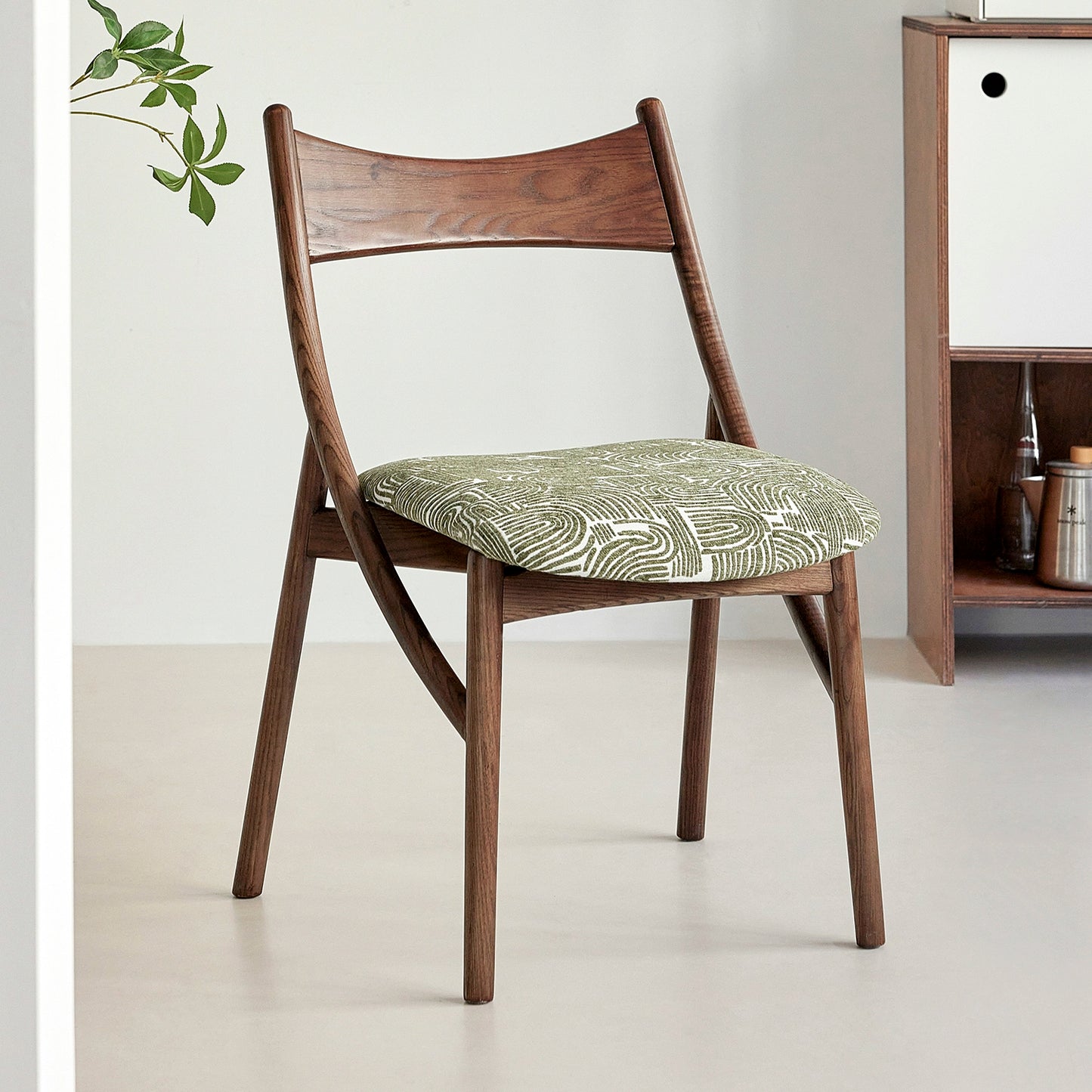 Mittelalterlicher Esszimmerstuhl aus Massivholz, Heimlehnenstuhl, Designer, weiche Tasche, Teetrinkstuhl, Meisterstuhl, Licht, Luxus, fortgeschritten 