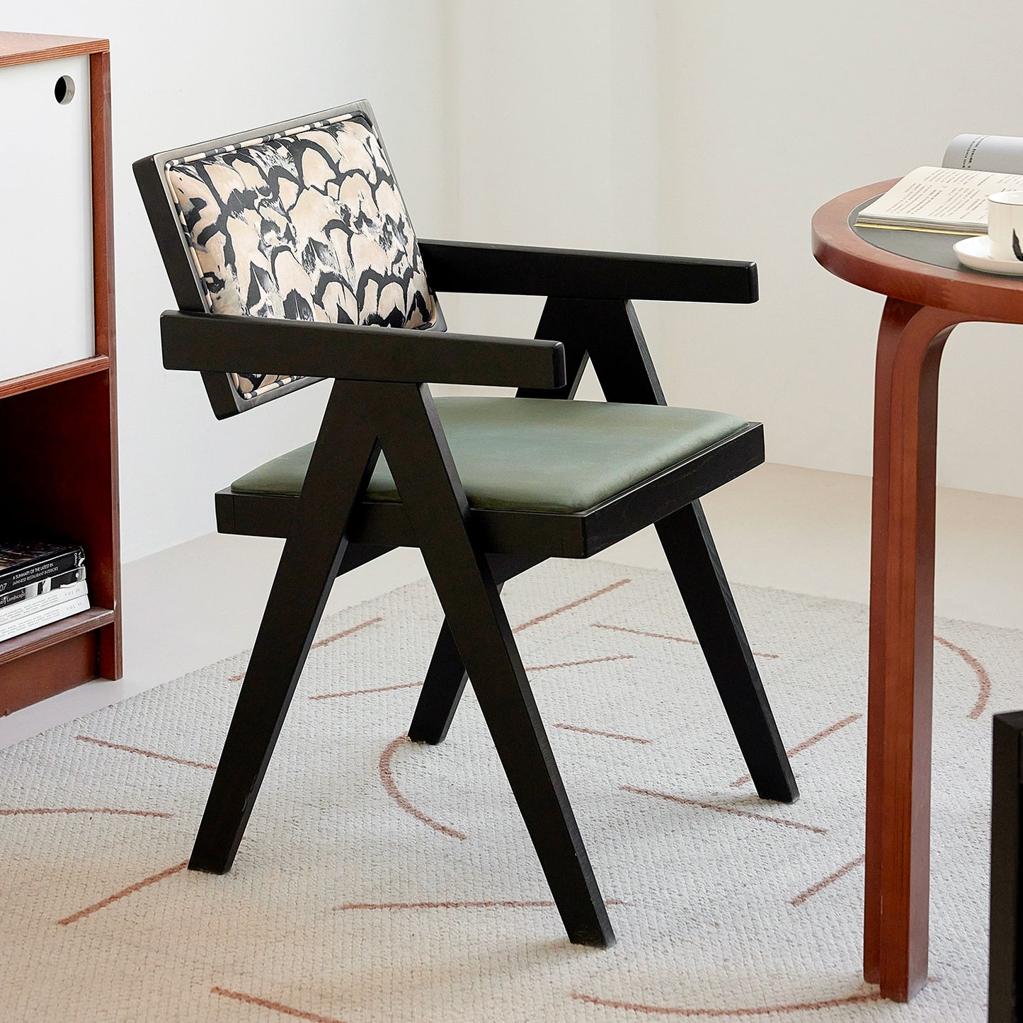 Chandigarh Stuhl Französischer Retro-Esszimmerstuhl aus Massivholz Mittelalterlicher Designerstuhl für Zuhause mit Rückenlehne und Armlehne 