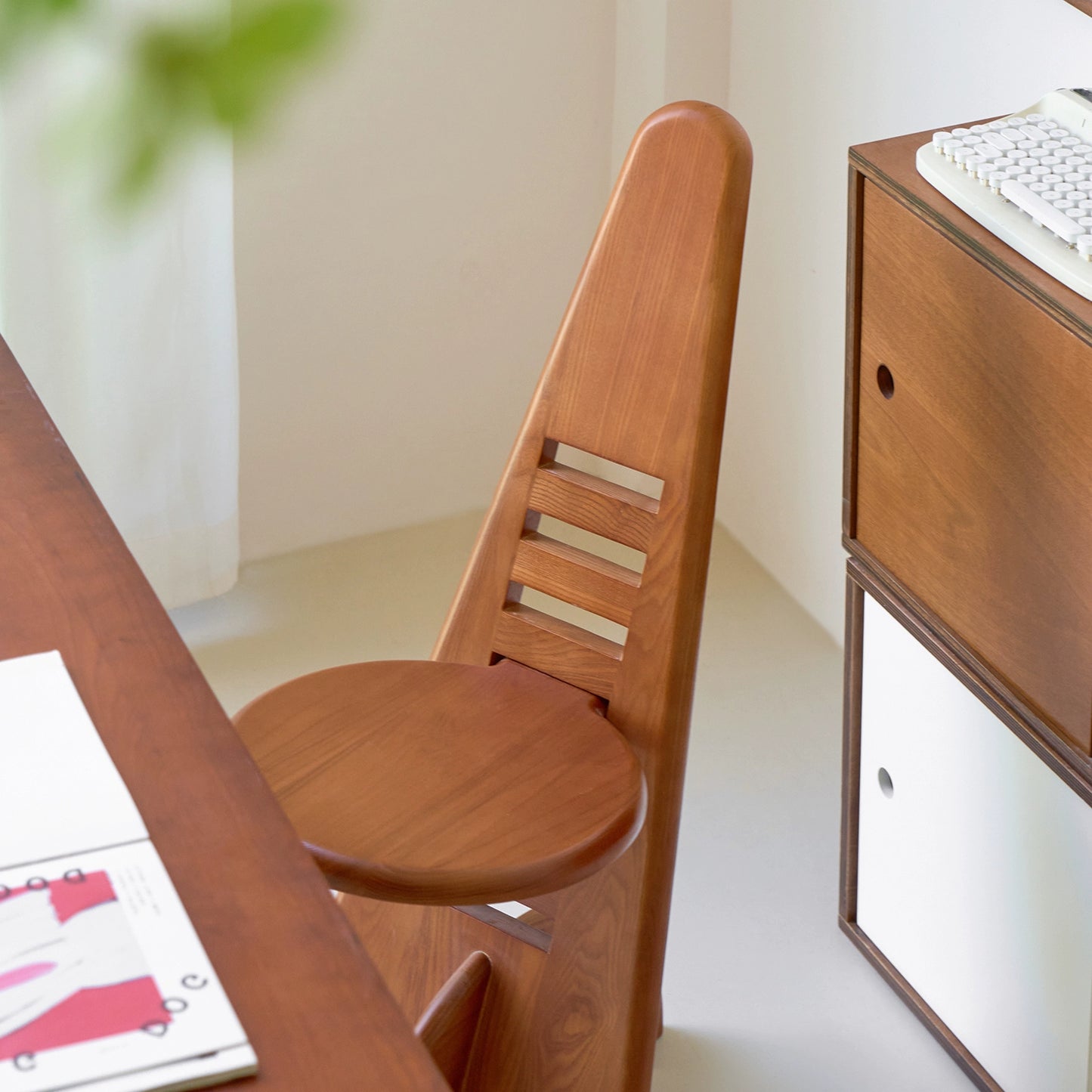 Mittelalterlicher Esszimmerstuhl aus Massivholz, kreativer Designerstuhl, Heim, künstlerischer Sinn, Rückenlehne, Hocker, leichter Luxus, fortschrittlich 