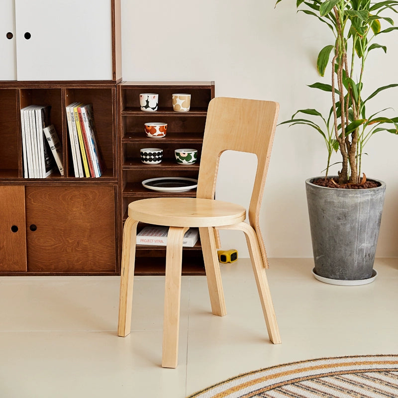 Mittelalterlicher Esszimmerstuhl aus Massivholz von Artek, einfacher kleiner Apartmentstuhl, klassischer Hocker mit Rückenlehne 