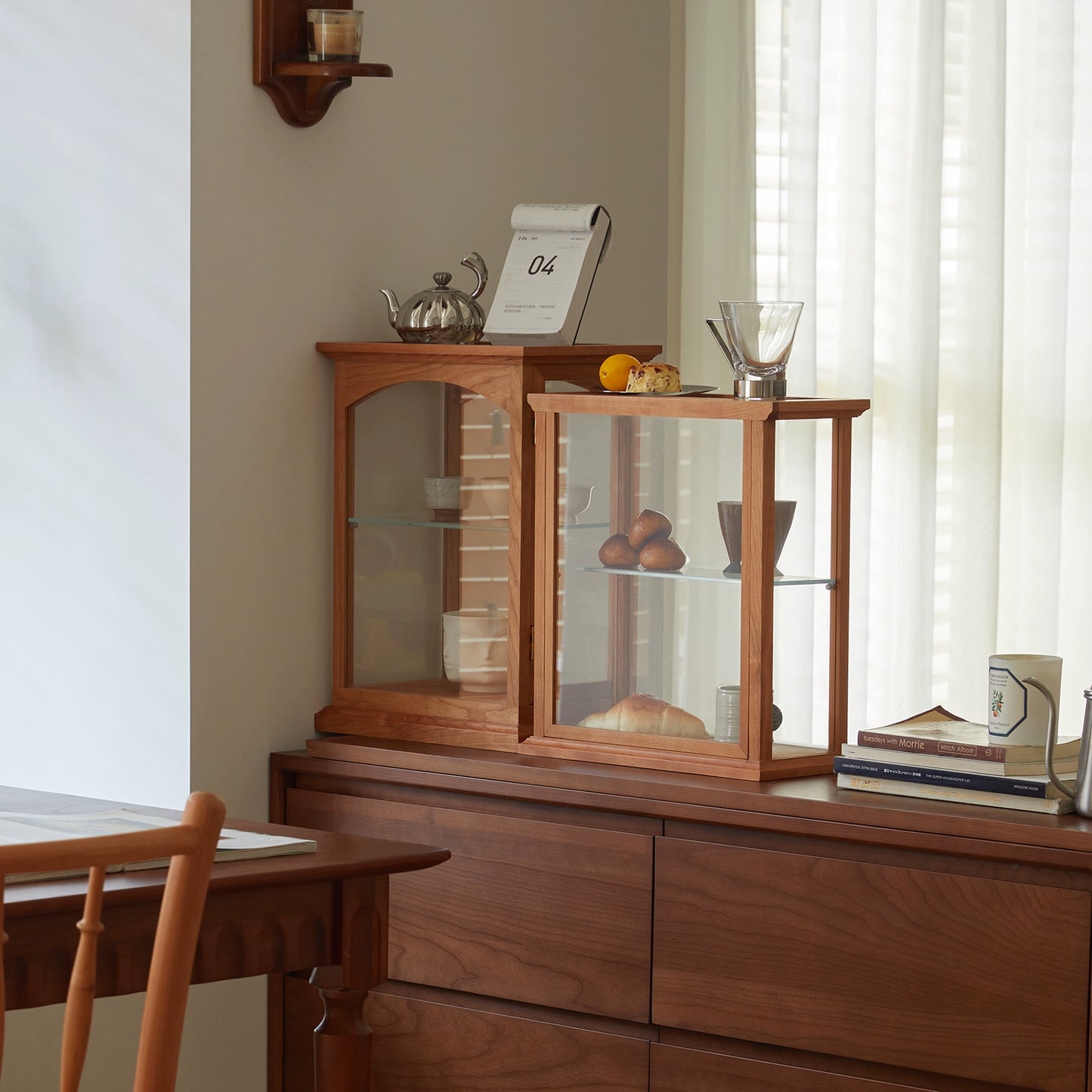 Glas-Ausstellungsständer Figuren-Ausstellungsständer Leichter Luxus-High-End-Designer-Aufbewahrungsschrank im französischen Retro-Stil 