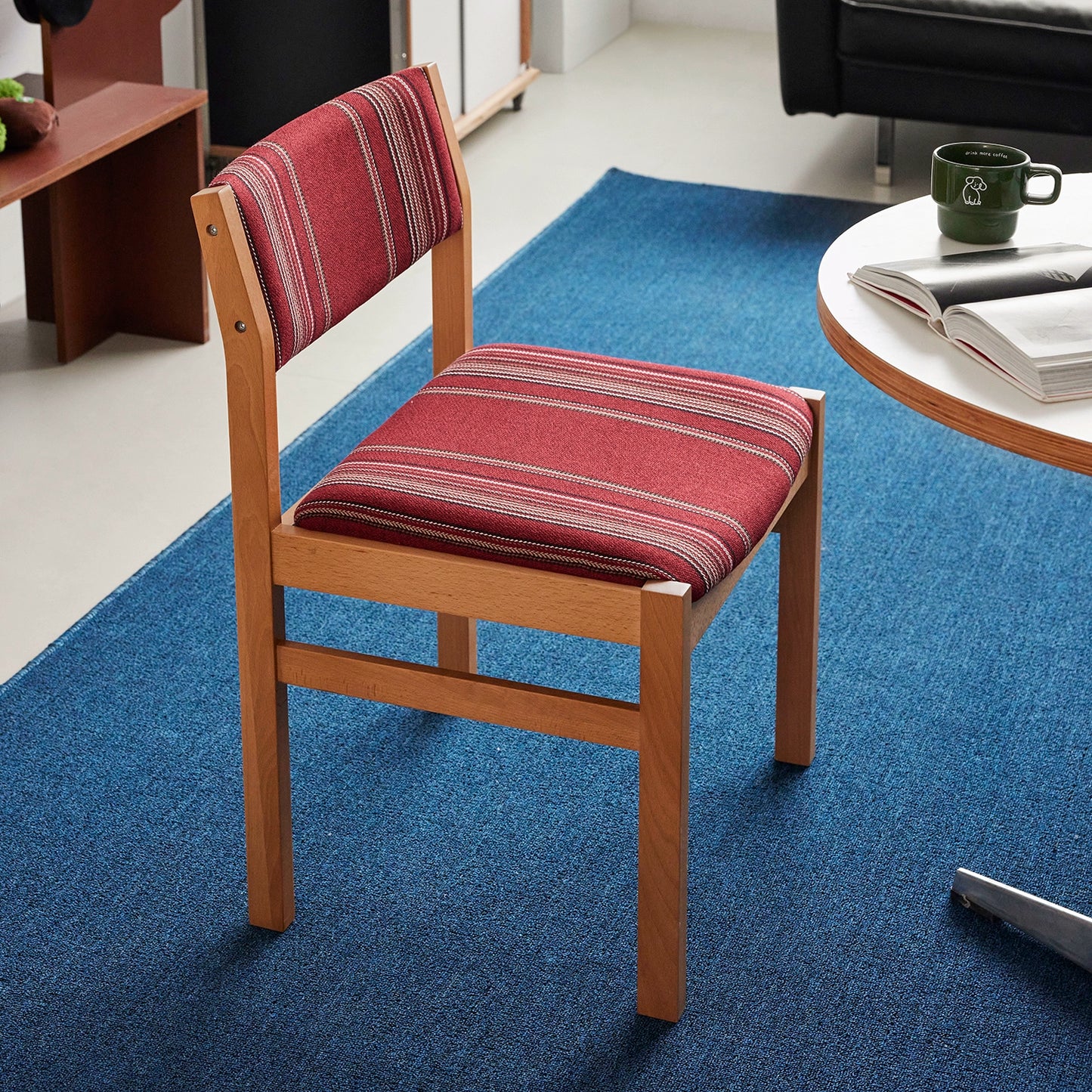 Mittelalterlicher Esszimmerstuhl aus massivem Holz, Designerstuhl im Retro-Stil, für Privathaushalte, mit Einzelrückenlehne 