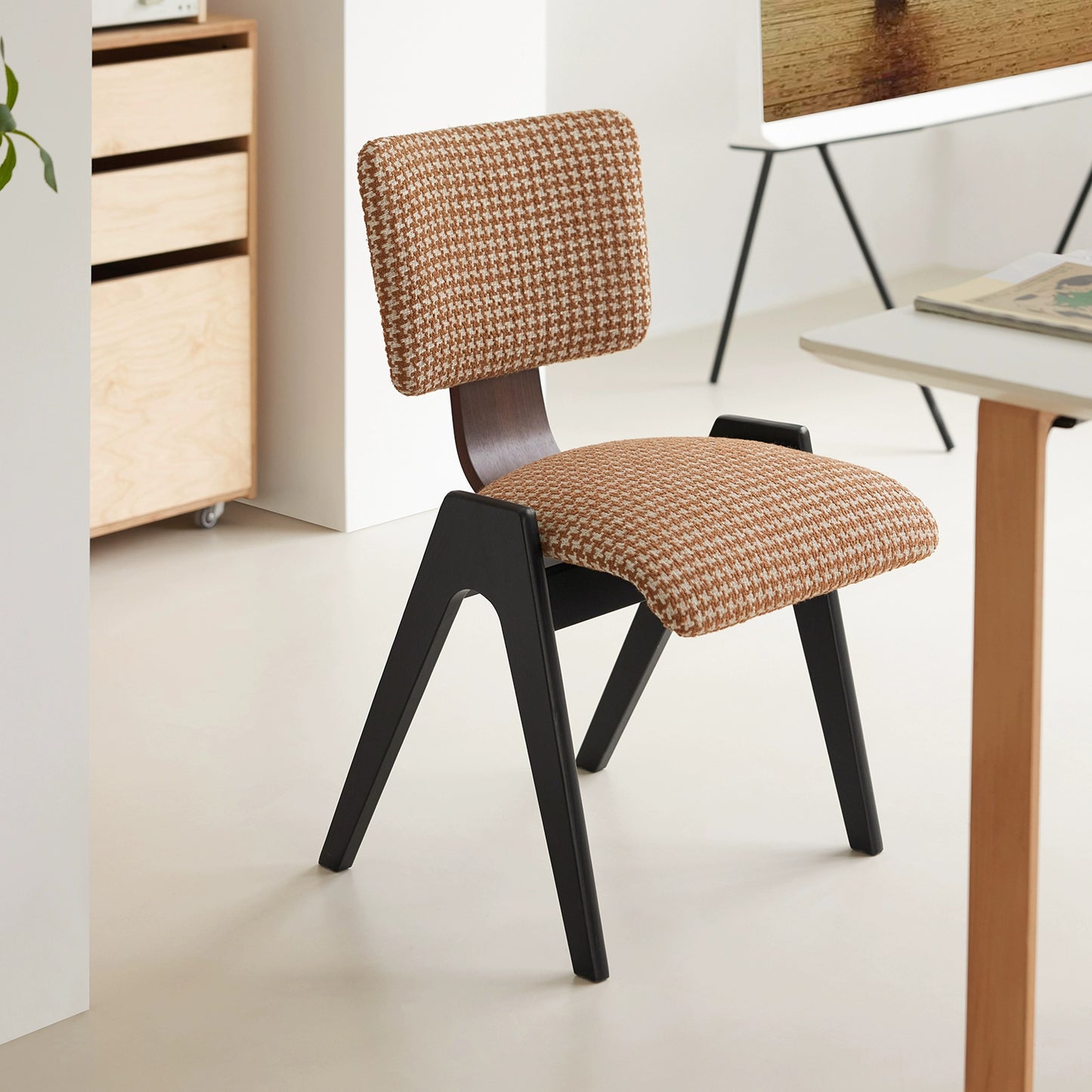 Retro-Esszimmerstuhl aus massivem Holz mit tausend Vogelgittern, weicher Tasche, Freizeitstuhl, leichter Luxus-Café-Stuhl mit kreativer Rückenlehne 