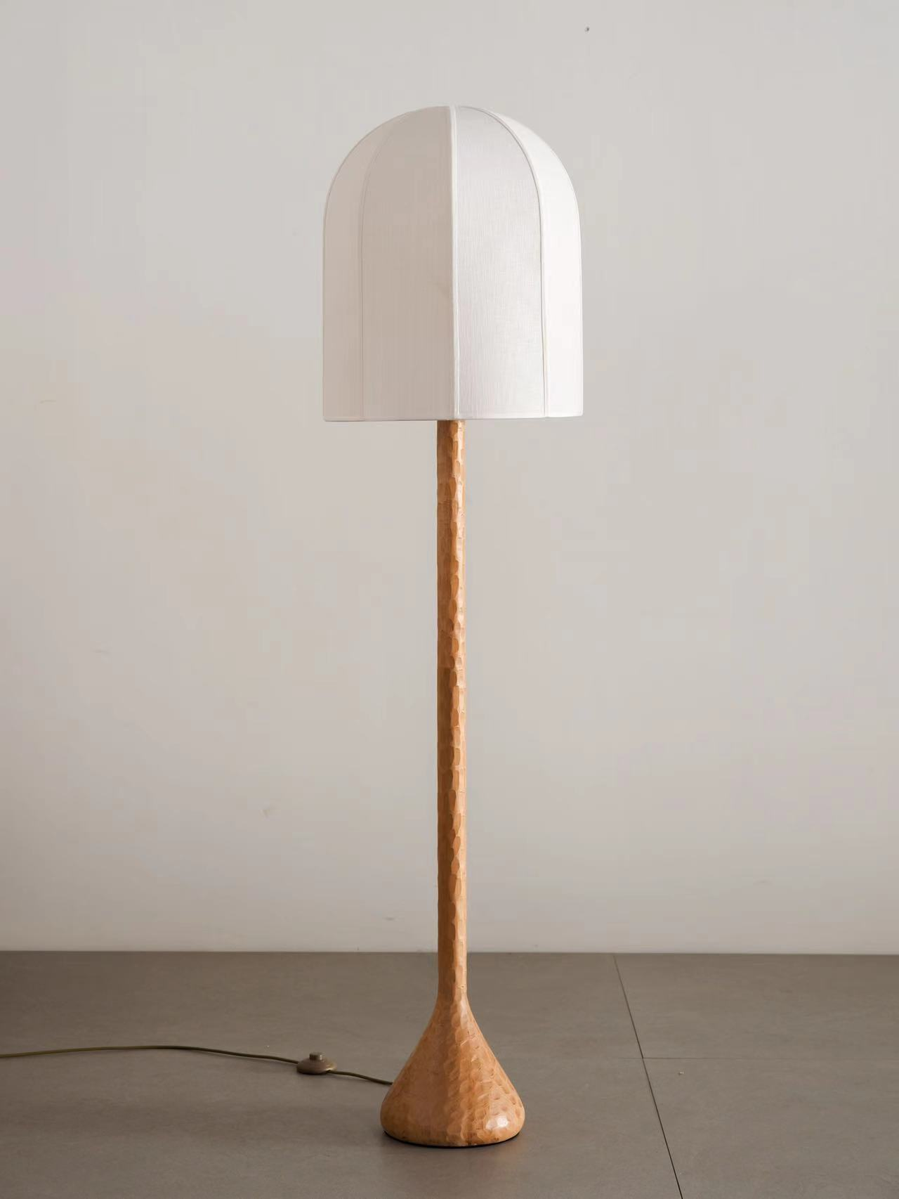 Strohhut-Stehlampe, Wabi-Windholz-Dekolampe, minimalistische, handgefertigte vertikale Nachttischlampe aus Seide 