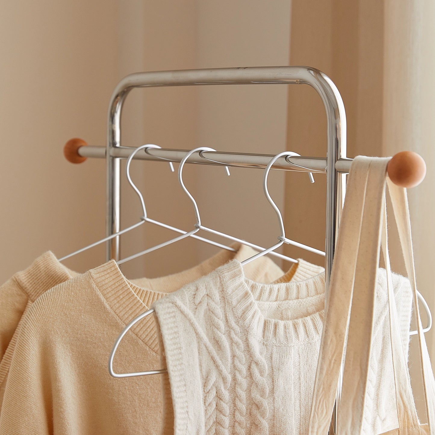 Mobiler Bodenaufhänger Massivholz-Rattan-Aufhänger Wabi Sabi Wind Schlafzimmergarderobe Homestay-Kleiderständer 