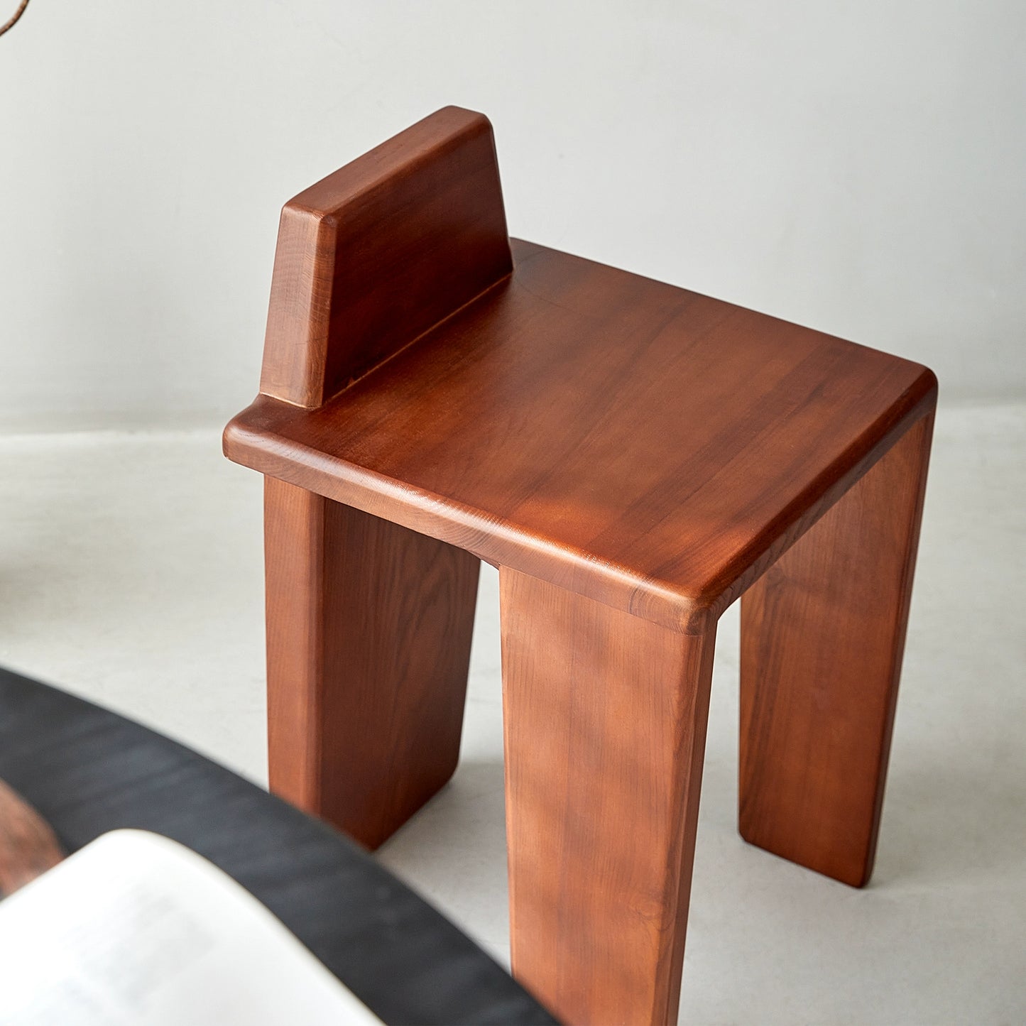 Mittelalterlicher Massivholzhocker Nordischer Designer-Esszimmerhocker Haushalts-Wabi-Wind-Ankleidehocker einfacher Esszimmerstuhl 