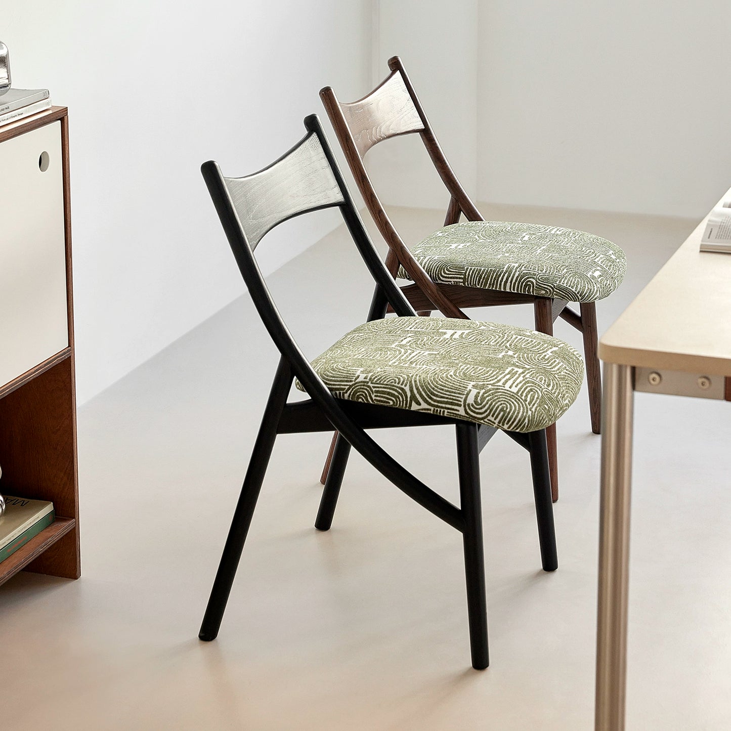 Mittelalterlicher Esszimmerstuhl aus Massivholz, Heimlehnenstuhl, Designer, weiche Tasche, Teetrinkstuhl, Meisterstuhl, Licht, Luxus, fortgeschritten 