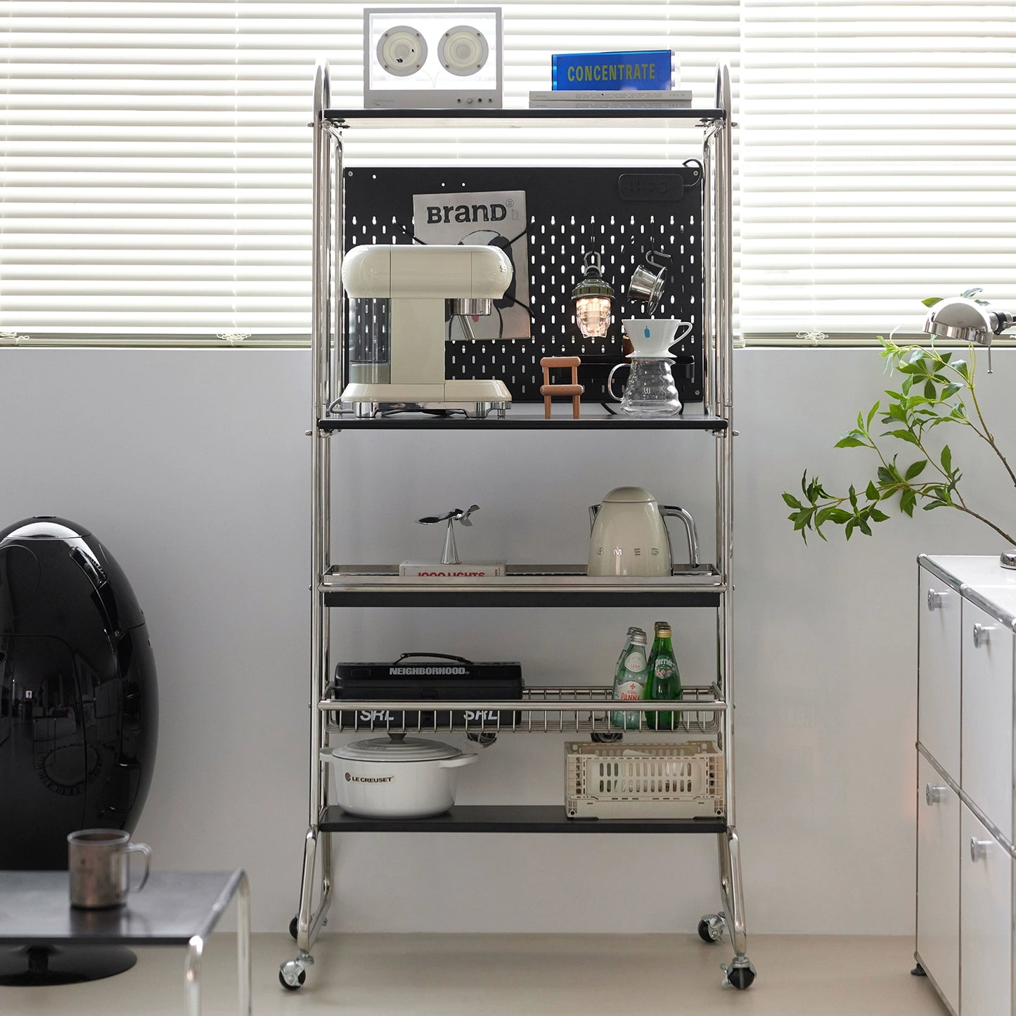 Mittelalterliches abnehmbares Regal, Lochbrett-Aufbewahrungsständer, kleiner Wohnungskaffeebar-Computertisch 