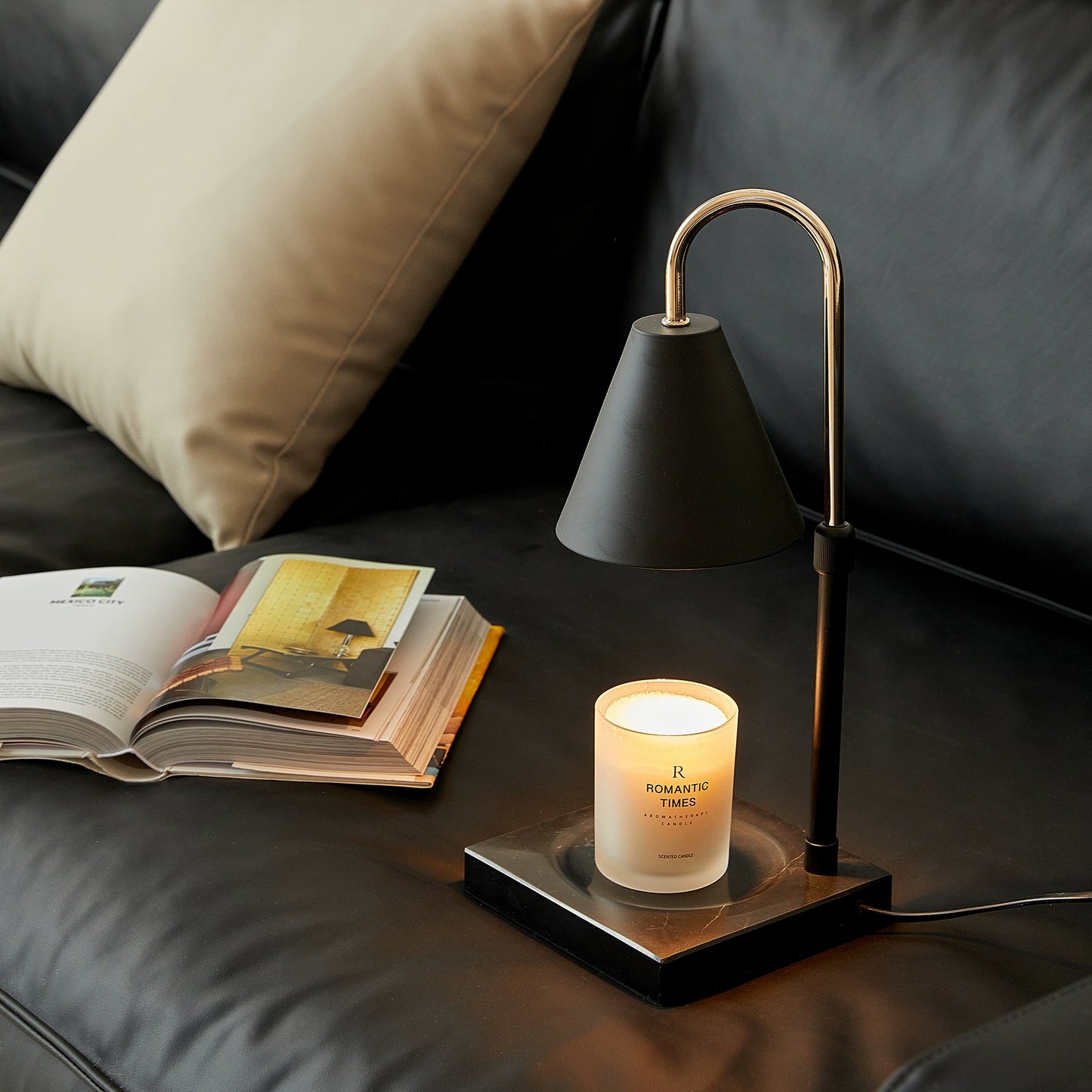 Aromatherapie-Wachsschmelzlampe, dänische mittelalterliche Nachttischlampe, luxuriöses Innenornament, Schlafzimmer, warme Atmosphäre 