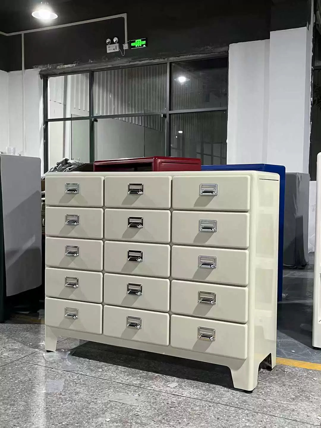 Retro Schubladenschrank mittelalterlicher Industriestil Japanischer Ins Dekorativer Spind Haushaltswohnzimmer Metallseitenschrank 