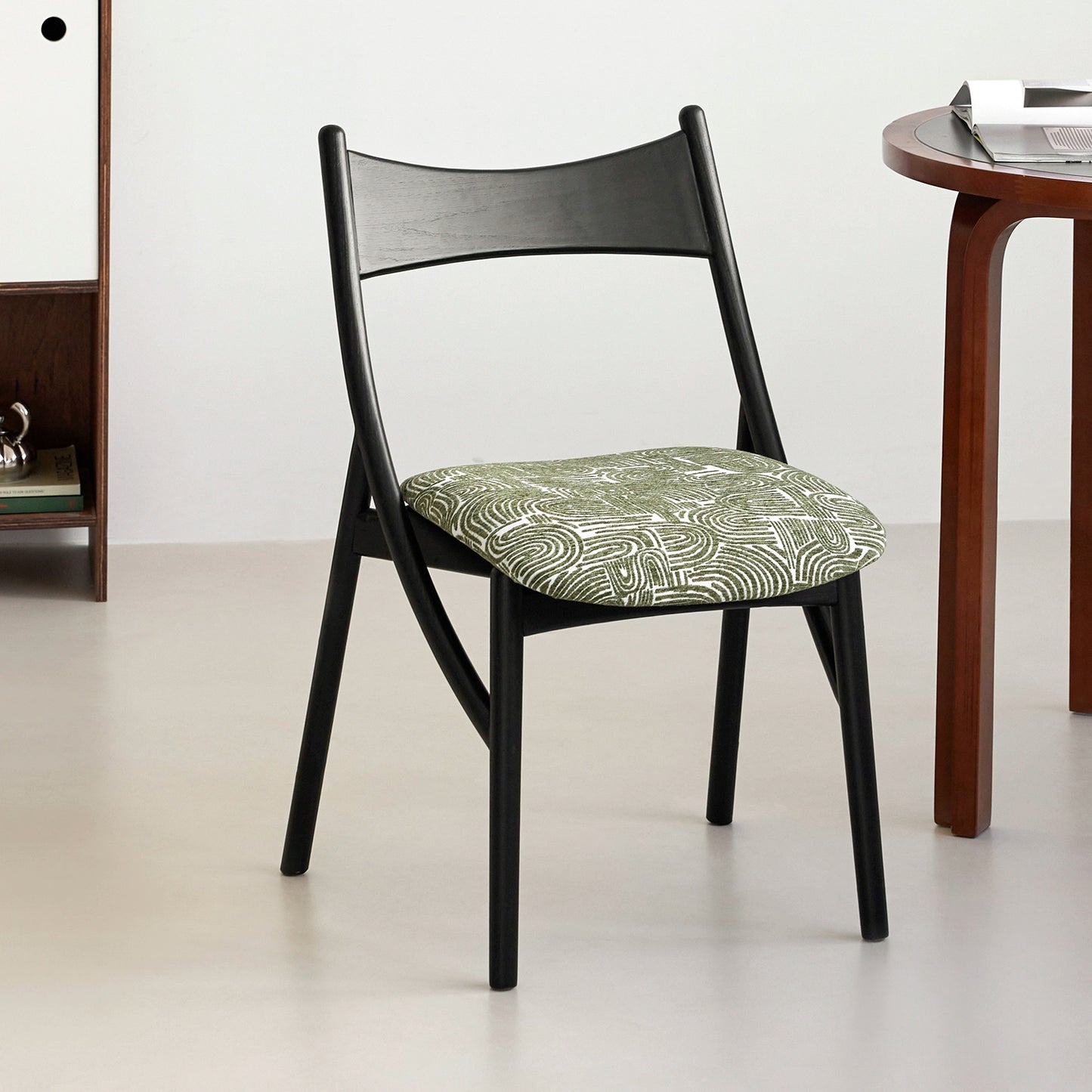 Mittelalterlicher Esszimmerstuhl aus Massivholz, Heimlehnenstuhl, Designer, weiche Tasche, Teetrinkstuhl, Meisterstuhl, Licht, Luxus, fortgeschritten 